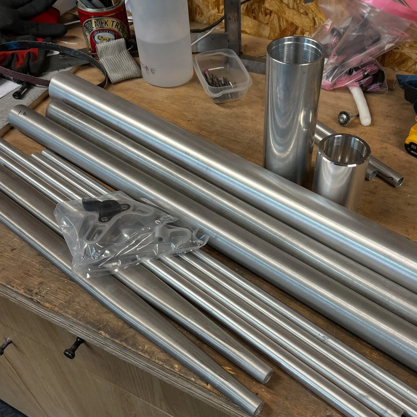 3 weeks to get a bunch of tubes turned into a bike for @bespoked.cc ? Original plan(s) had to be ditched due to tube unavailability, so road bike it is then!