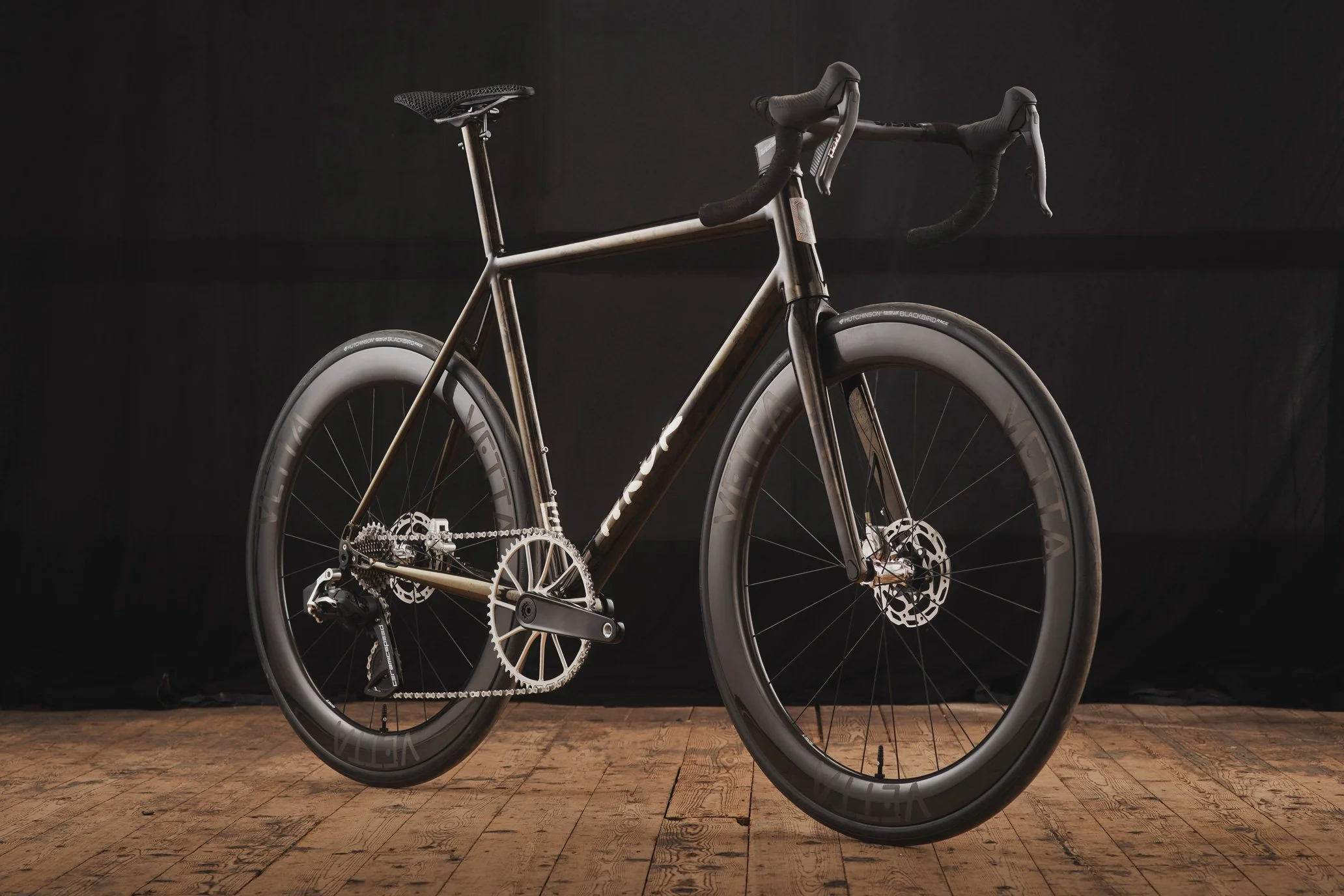 Crit race bike in collaboration with Vetta Wheels. Featuring oversize Dedacciai 7005 aluminium tubing, custom paint, clearance for 32mm tyres and 54T chainring.