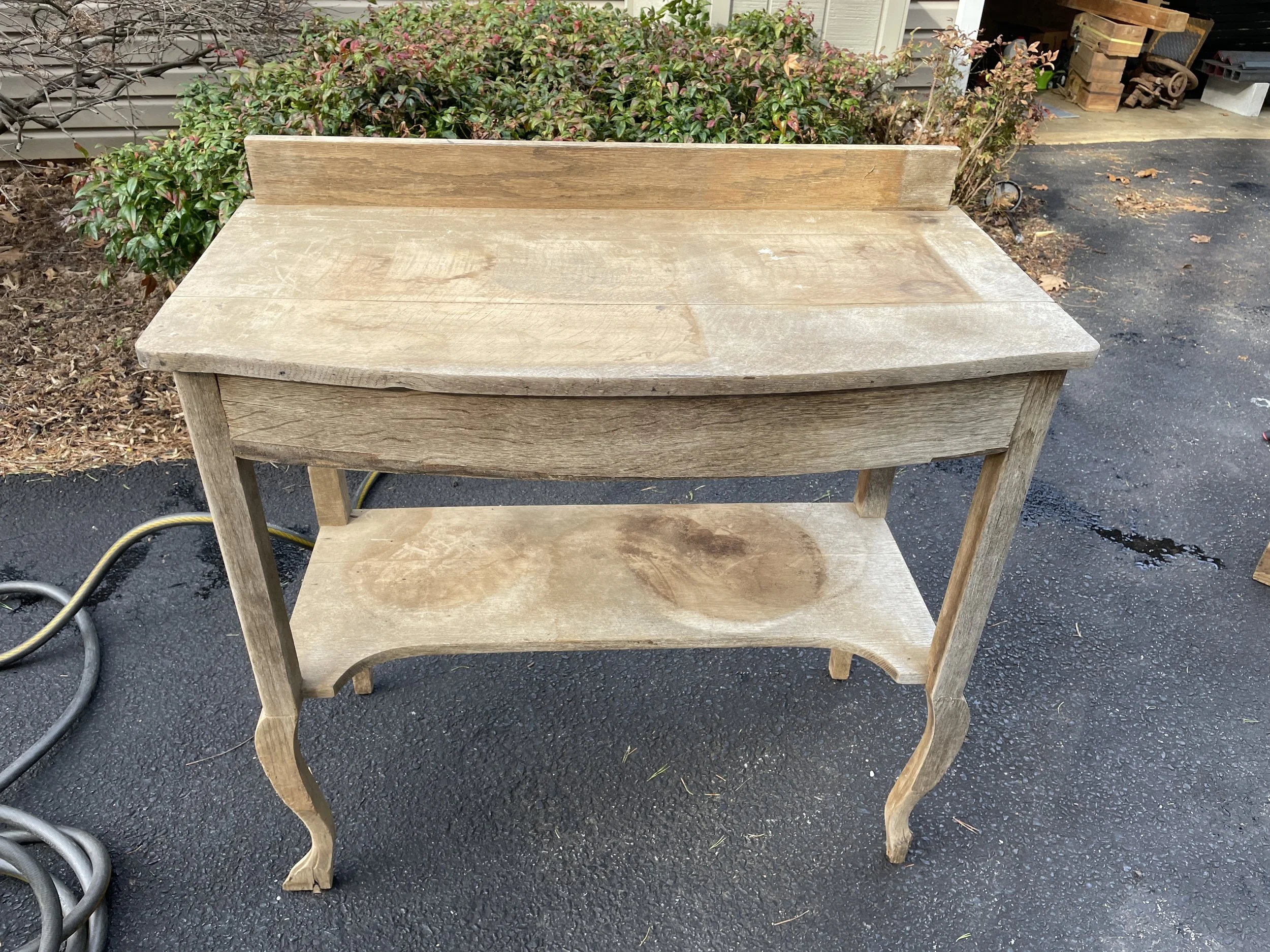 Simple restoration project. The stain on the lower shelf could not be removed due to the thin layer surface of the laminate.