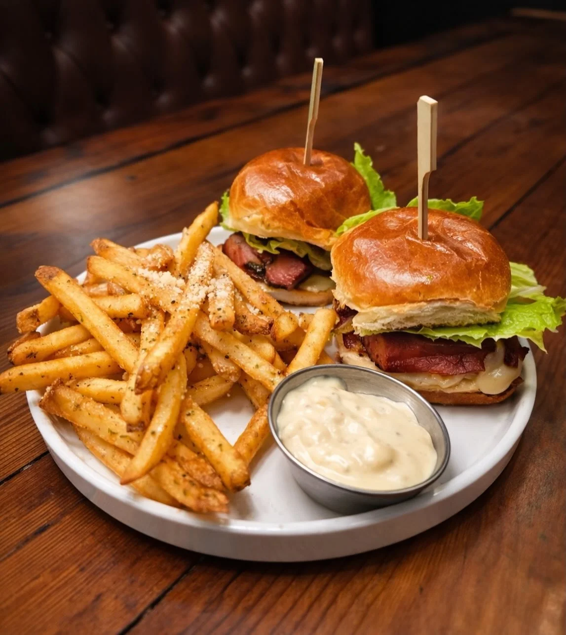 A little mid-week reminder that our Chef&rsquo;s Special is still on the table 🤍

Kielbasa duo sliders with aioli, kielbasa, lettuce, pickle, tomato, onion, and balsamic onion jam.
Served with your choice of side. Available through the end of the we