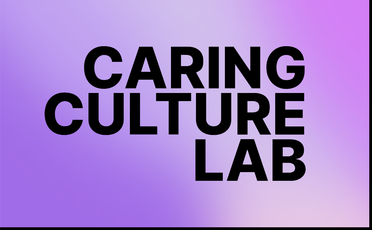 Text auf einem Farbverlauf Hintergrund: 'Caring Culture Lab' in großen schwarzen Buchstaben.