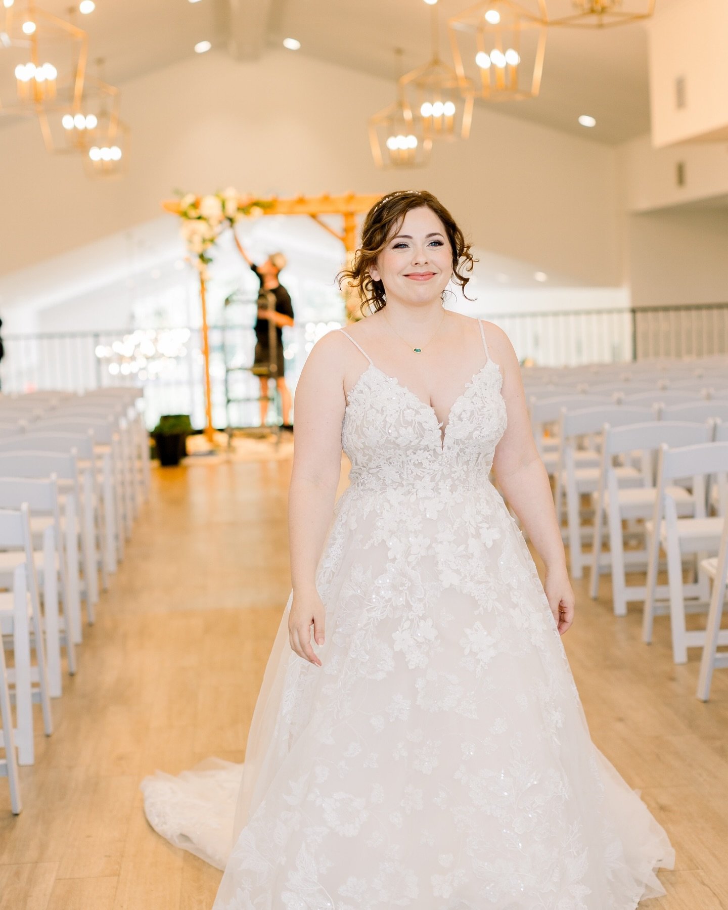 Gorgeous bride Angie ✨ 
Makeup: @katiemaymakeup 
Hair: @rootedcultureandco 
Venus: @theeloiseevents 
Photographer: @blumoosephotography