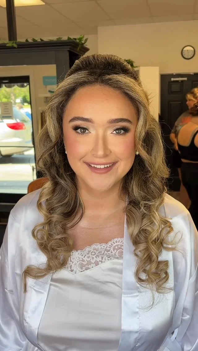 Cannot get enough of Brandi’s bridal makeup. 🤩
Product breakdown:
@sephora clarifying peel pads
@embryolisseusa mattifying moisturizer
@plouise_makeup_academy eye base 1 & 2
@makeupbymario ethereal es palette
@maccosmetics Dipdown fluidli