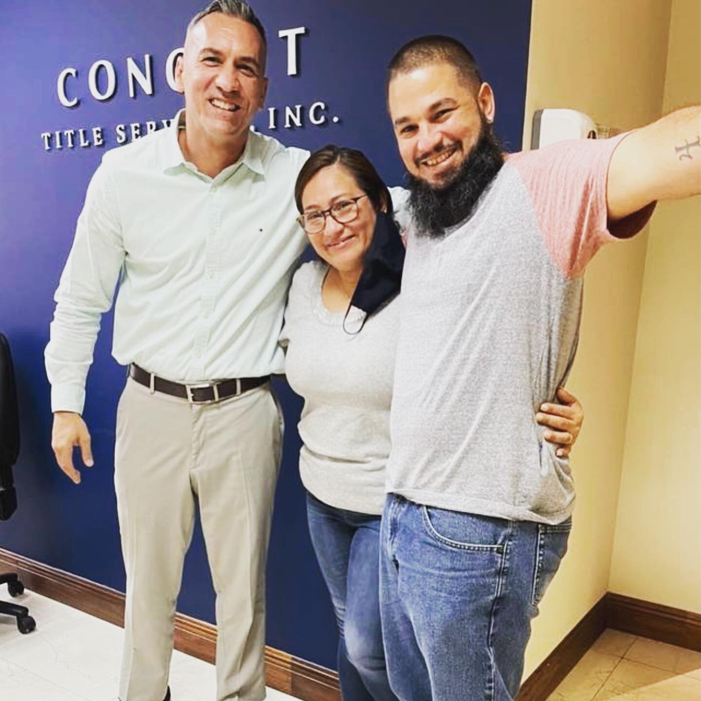 Love this pic!!😀 One of our top real estate brokers, @kev_the_broker, in town and his happy clients, @saroza420 🏚🗝 Smiles all around; we are so glad we could help get this done. ✅ #realestateclosing #titlecompany #realestate #brokersarebetter #mia
