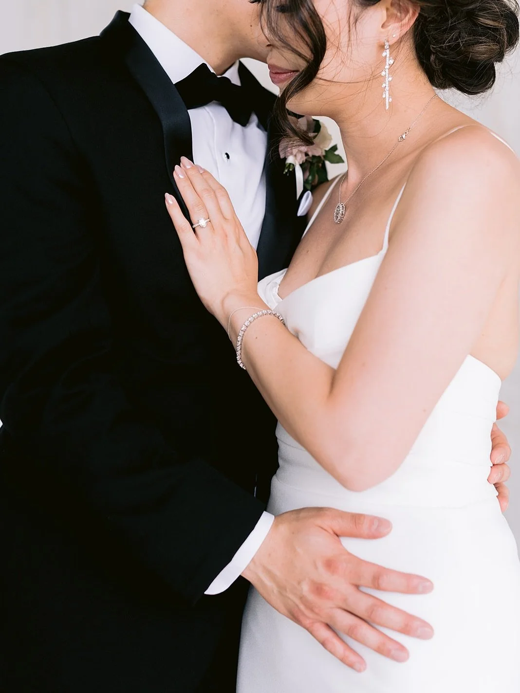 This entire day was just so beautiful. The details, the couple, their friends&hellip; flawless 🙇

Last slide was also a photo I&rsquo;ve dreamt up a long time ago, and as I was about to leave, I decided to pull them aside for one last photo session.