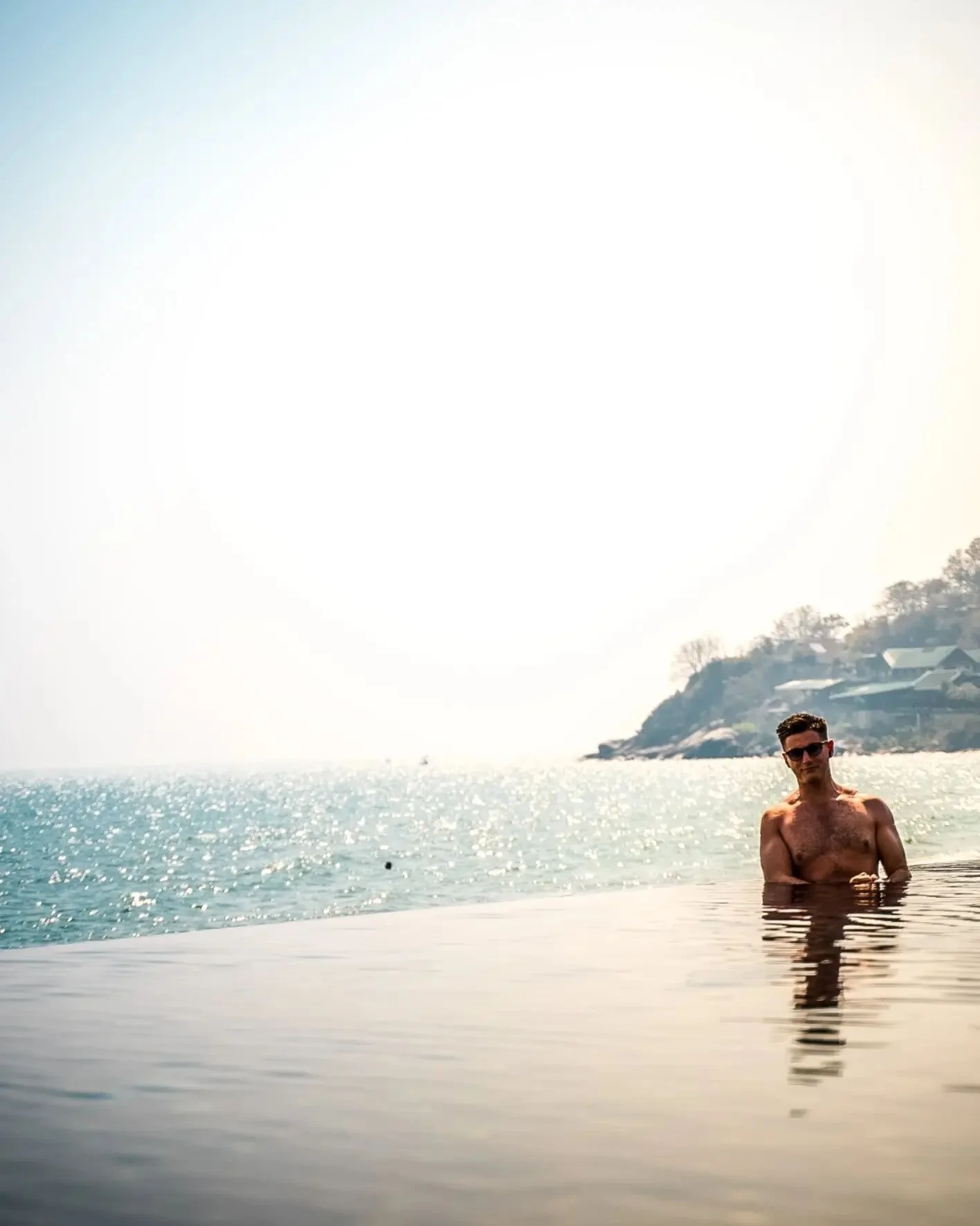 So yeah this week definitely goes down as one of the strangest weeks in my life! I was supposed to go and race the @abudhabidesertchallenge with @timmarklund but ended up in Bangkok. The explanation!? 

My passport expires in May and as we were in th