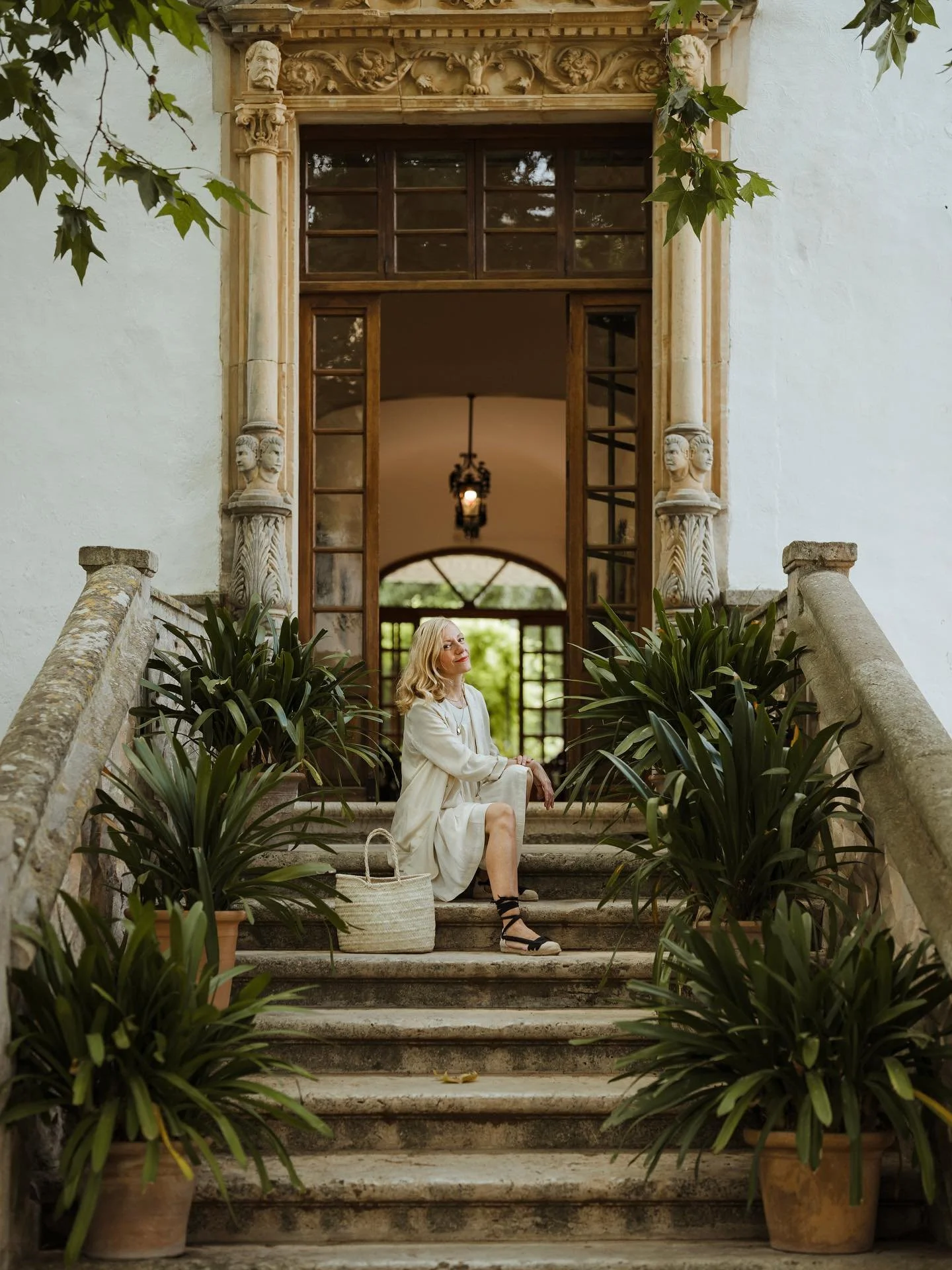 Shooting with the very special @anuska._studio ✨🪷

Publication in @abcmallorca 
Place @jardinesdealfabia 

#mallorca #magicalplace #nature #portraits #soulphotogrpahy  #portraitsinnature #gardens