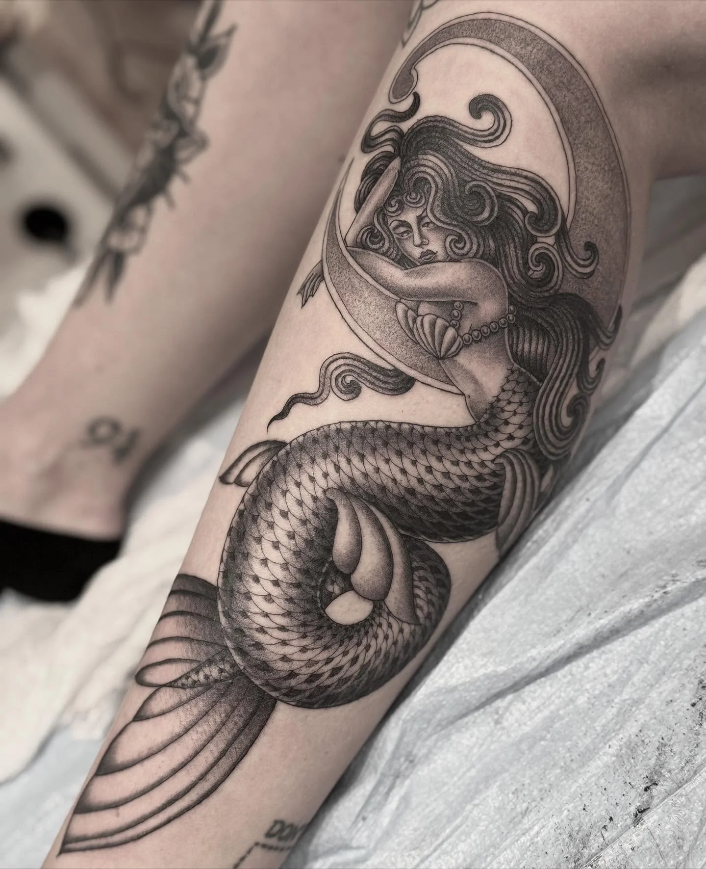 🌙🧜&zwj;♀️ for Sarah, it&rsquo;s always so good to see you! ✨ Made at @seventhsontattoo 👺

#mermaidtattoo #mermaid #sanfran #sftattoo #sftattooartist #blackworktattoo #sandiegotattooartist #sandiegotattoo #sandiegotattooer #ladytattoers