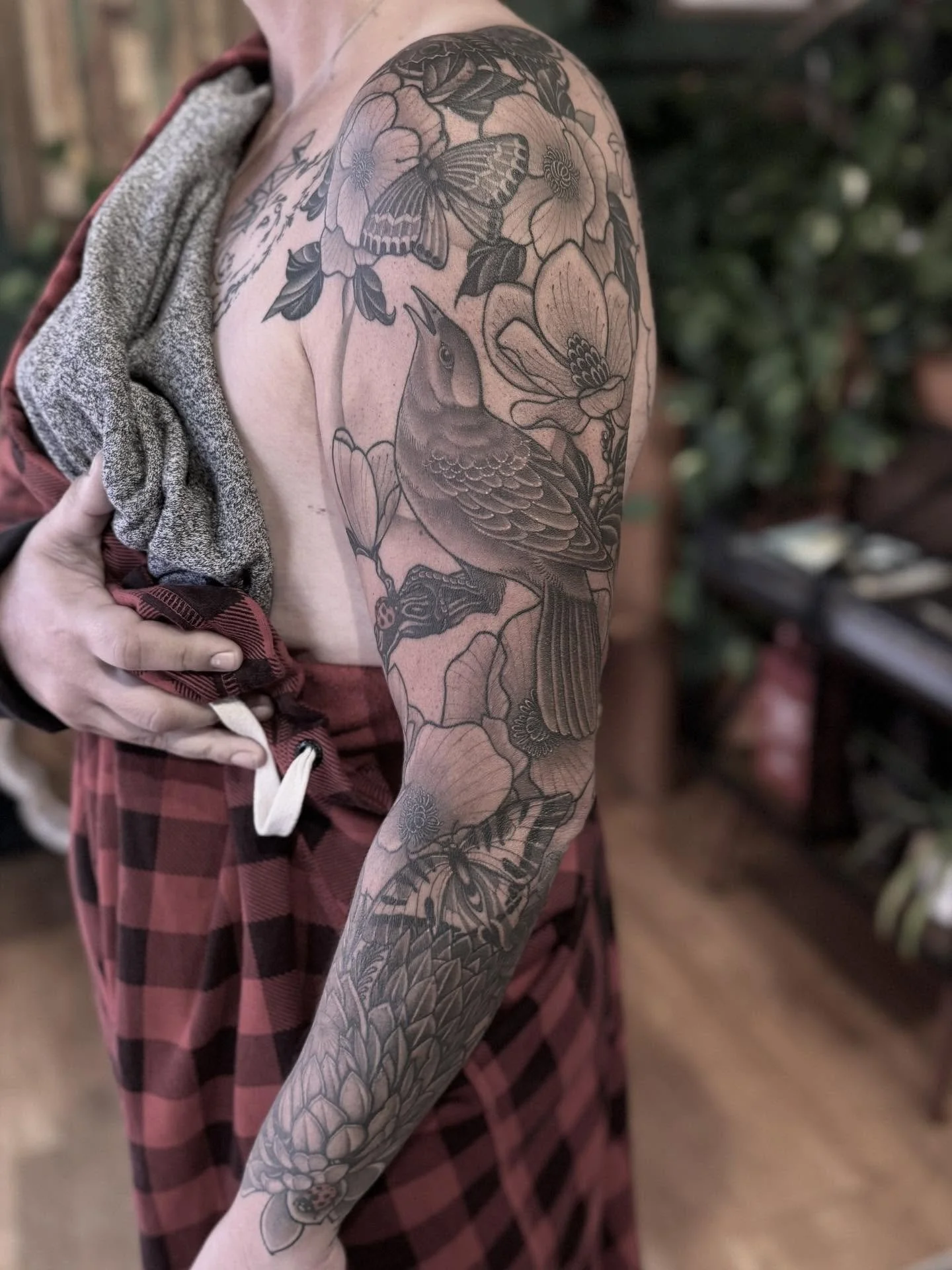 Healed sleeve, one shot tiger tattoo, a bunch of fun continuing projects 🤍 
I have two week day spots to fill in December then we&rsquo;re jumping into 2026 only 😱 I&rsquo;d love to do some flash piece to end the year, dm me your favorite piece for