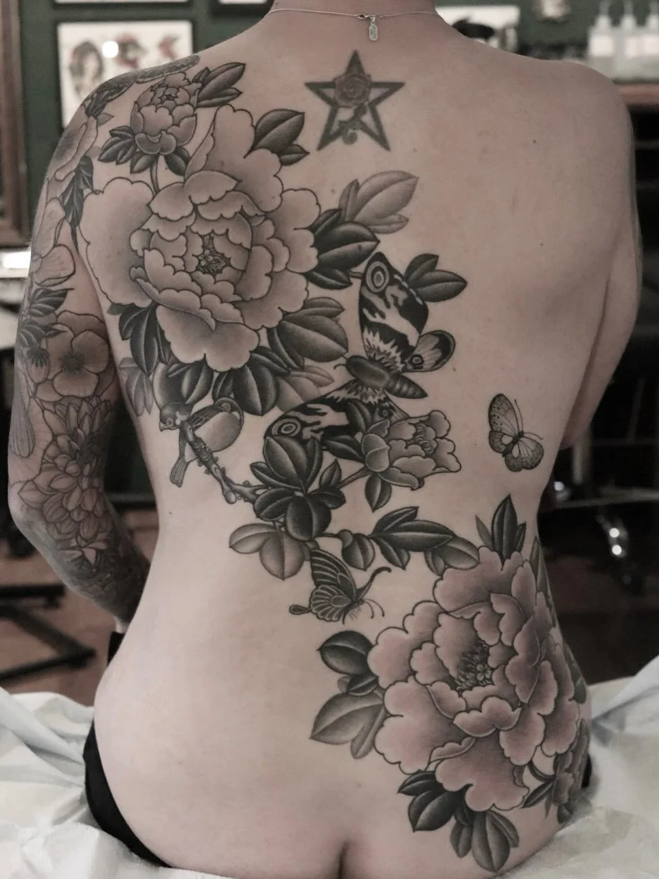 Flora &amp; fauna ✨ 
Thank you Summer! It&rsquo;s always so lovely to work with you 💓

#sandiegotattooartist #sandiegotattoo #peonytattoo #backtattoo #butterflytattoo