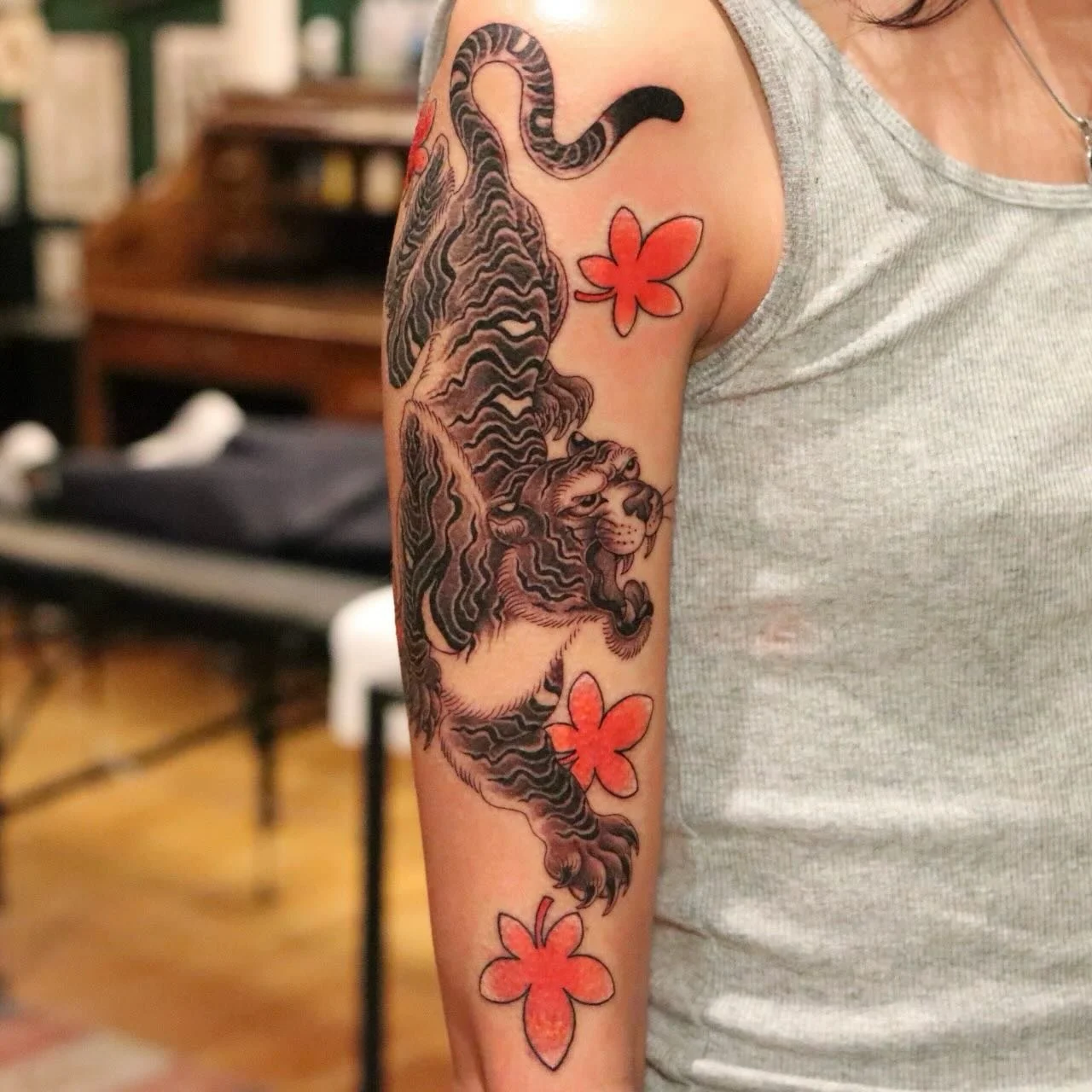 Tiger + maple leafs tattoo, thank you Mint! 🐯🍁 From my available designs 💕 booking March-May in Point Loma, San Diego ☀️

#sandiegotattooartist #tigertattoo #finelinetattoo #traditionaltattoo #pinkyyun