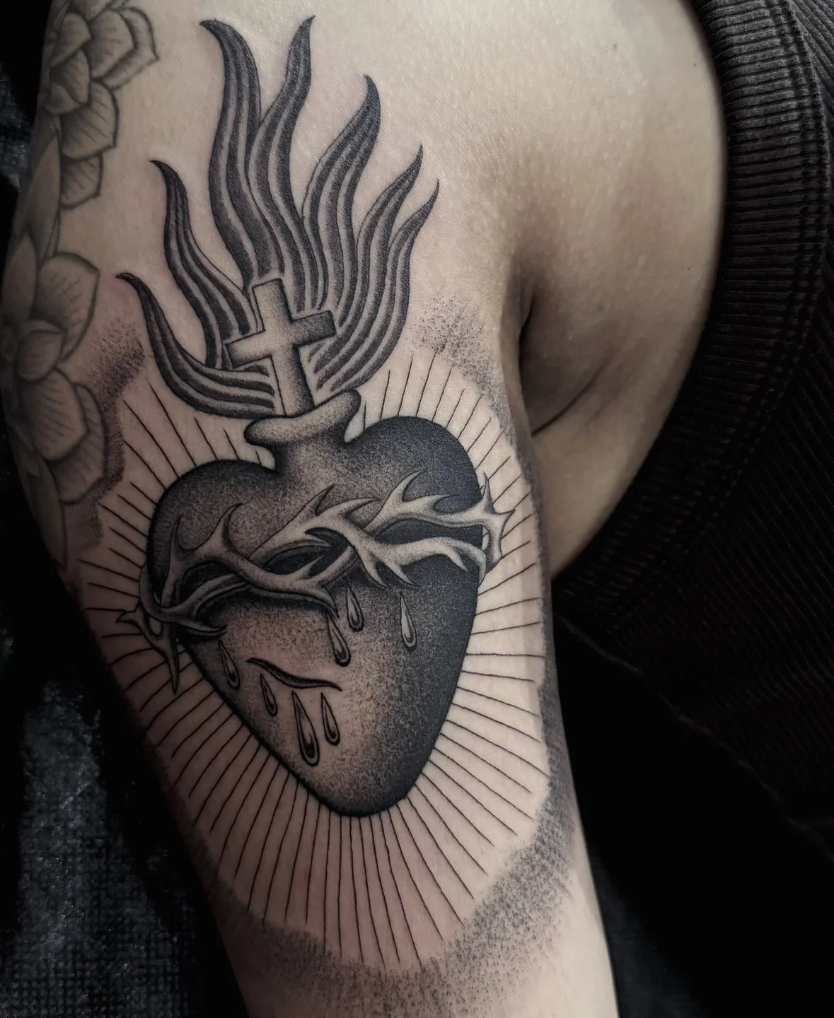 Sacred heart for Elizabeth ❤️&zwj;🔥 I love my job so much. 
Made in point Loma, San Diego 🌞

#sandiegotattooartist #sandiegotattoo #finelinetattoo #blackworktattoo #sacredheart