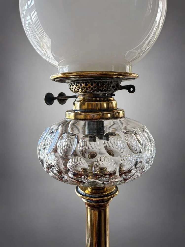 antique-brass-oil-lamp-on-column-stand_10280_pic3_size2.jpg