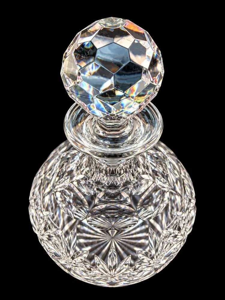 royal-doulton-cut-crystal-decanter_10282_pic3_size2.jpg