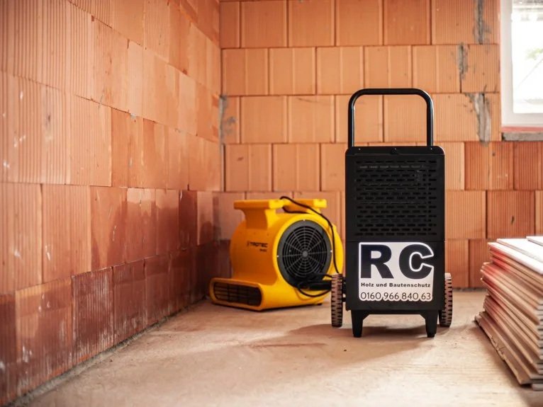 RC-Trocknungstechnik auf einem Rohbauboden bei der Bautrocknung in Schechen