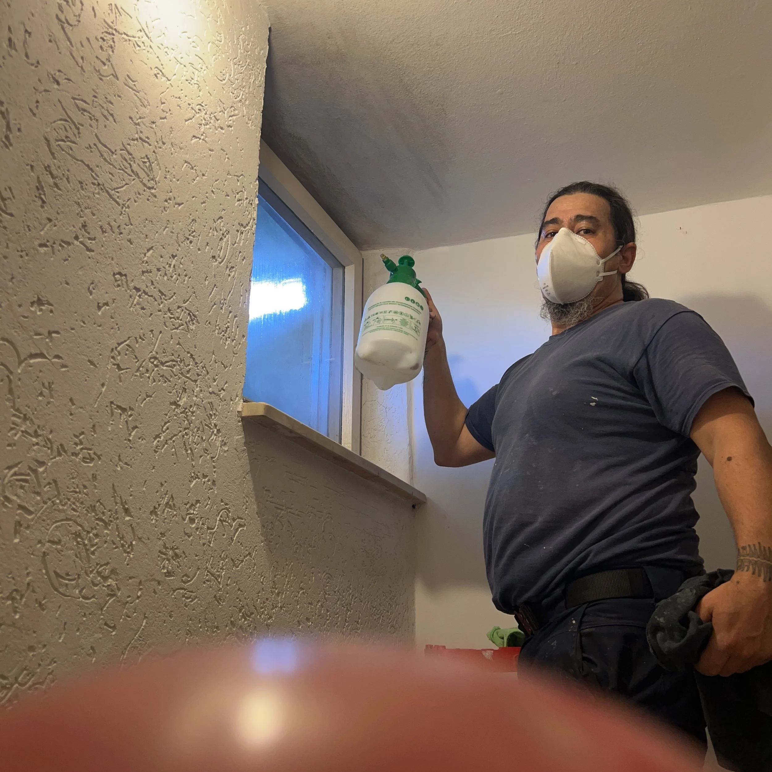 Schimmelbeseitigung am Fenster durch RC Bautentrocknungsgewerbe – Fachgerechte Schimmelentfernung mit Atemschutz und Sprühdesinfektion in Pfaffing