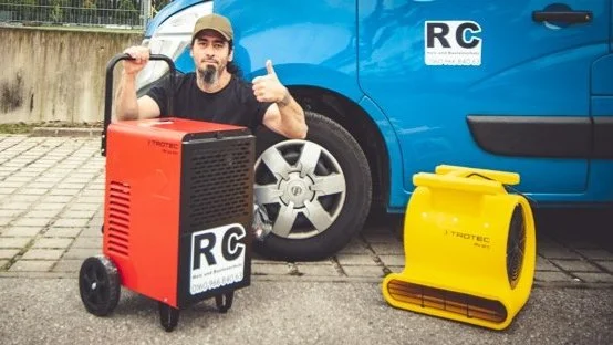 Technische Bautrocknung nach Wasserschaden mit professionellen Trocknungsgeräten in Rosenheim