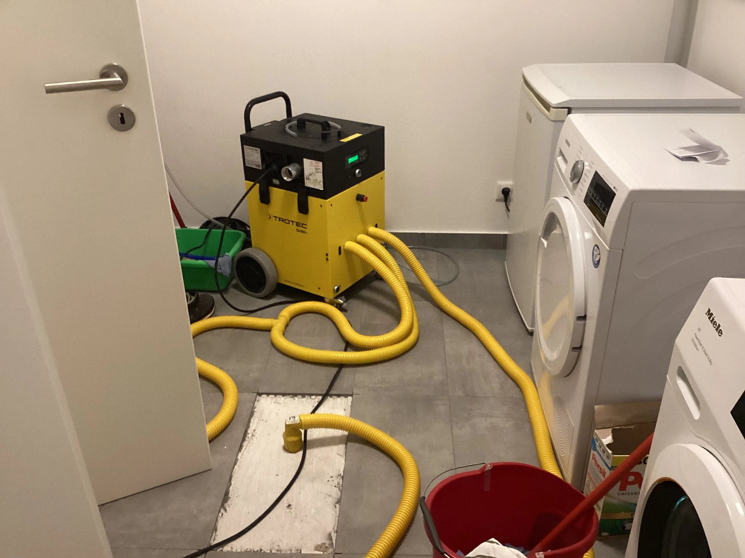 Praxisbeispiel einer professionellen Wasserschadensanierung durch RC im Raum Rosenheim
