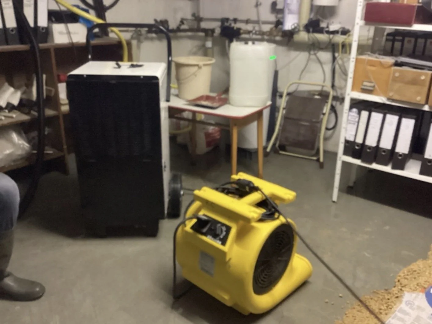 Professionelle Wand und Raumtrocknung in Rimsting mit Bautrockner und Luftentfeuchter zur kontrollierten Trocknung feuchter Wände und Räume