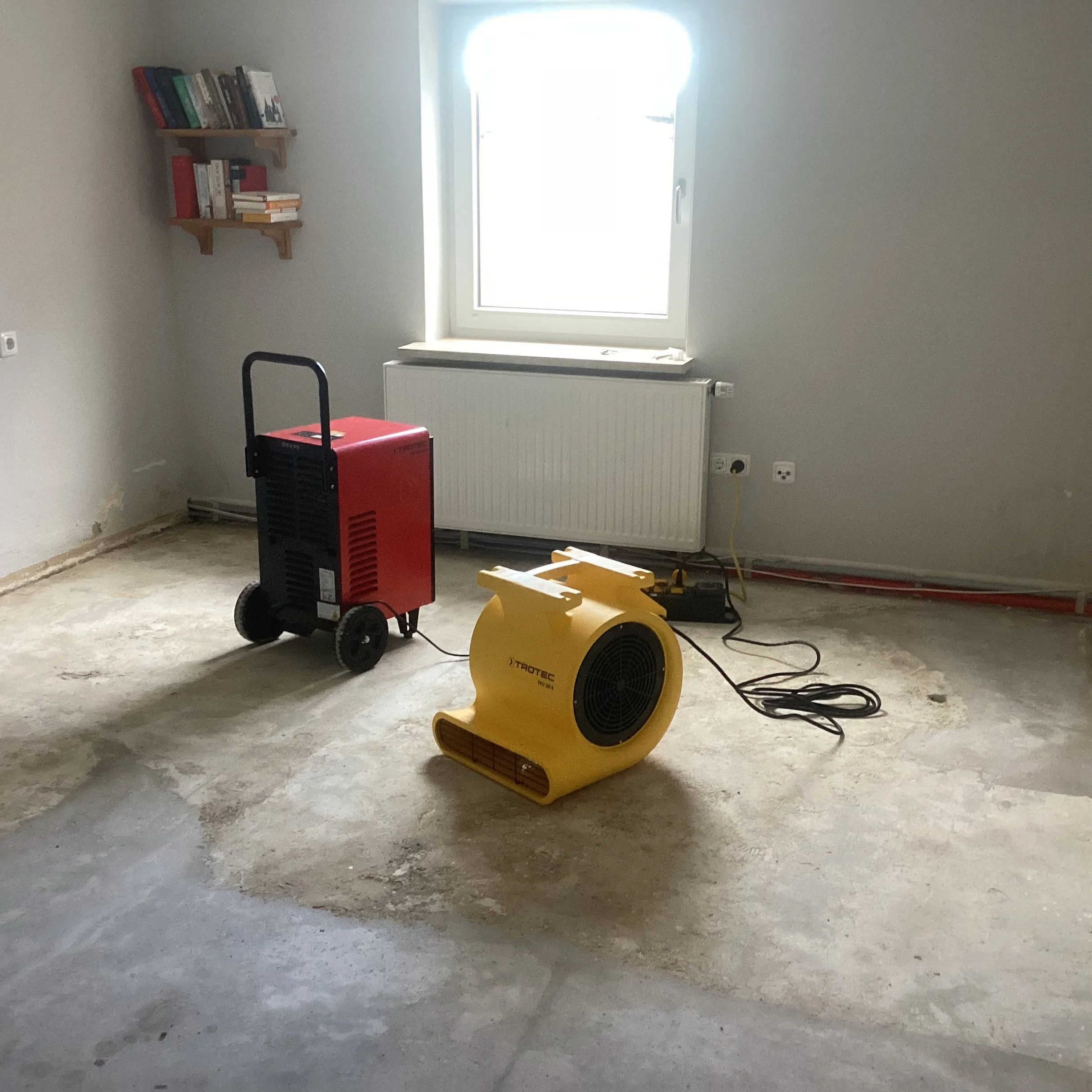 Professionelle Estrichtrocknung nach Wasserschaden in Rosenheim mit Turbolüfter und Bautrockner