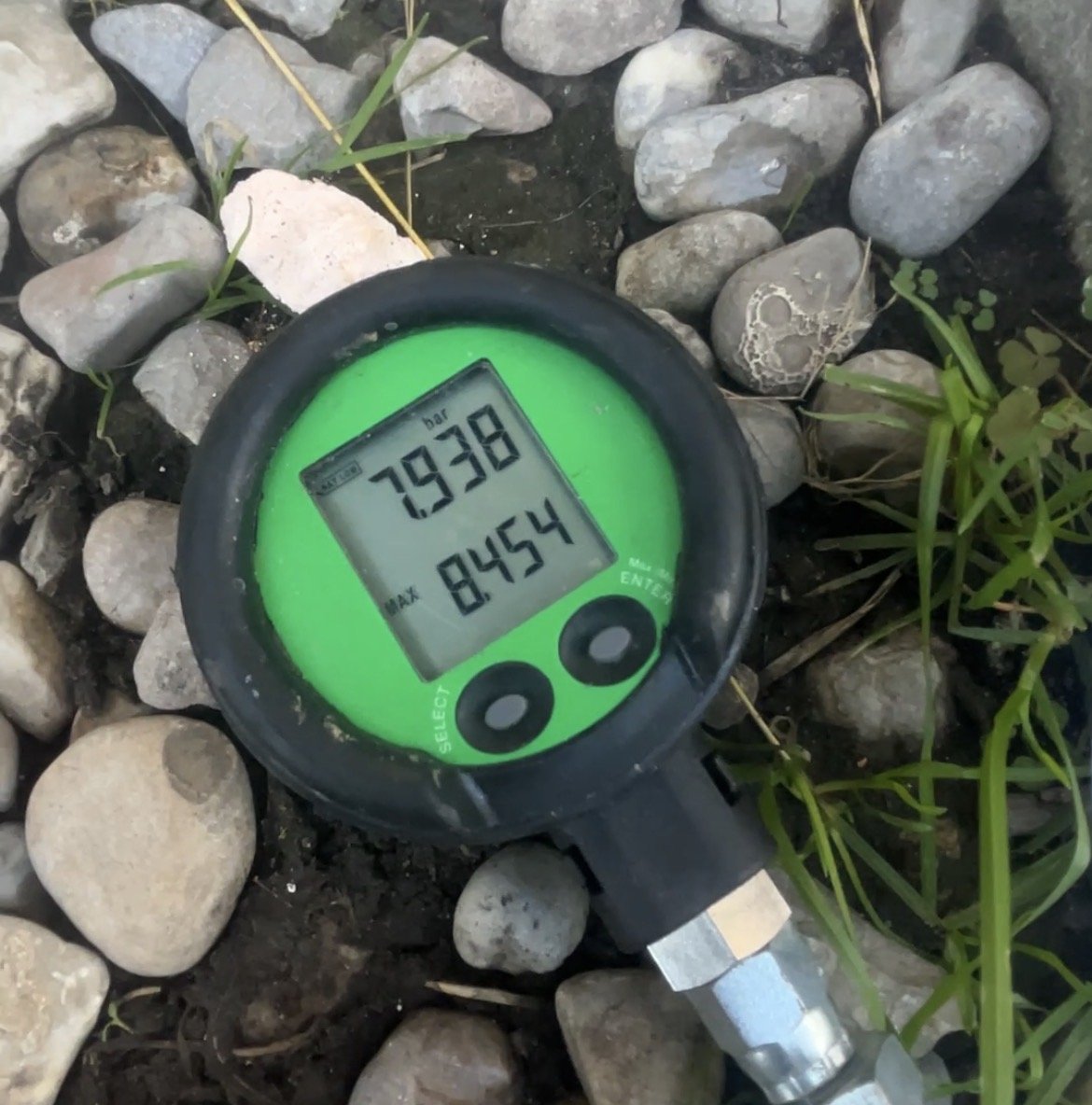 Manometer während einer dokumentierten Druckprüfung zur Eingrenzung einer Leitungsundichtigkeit