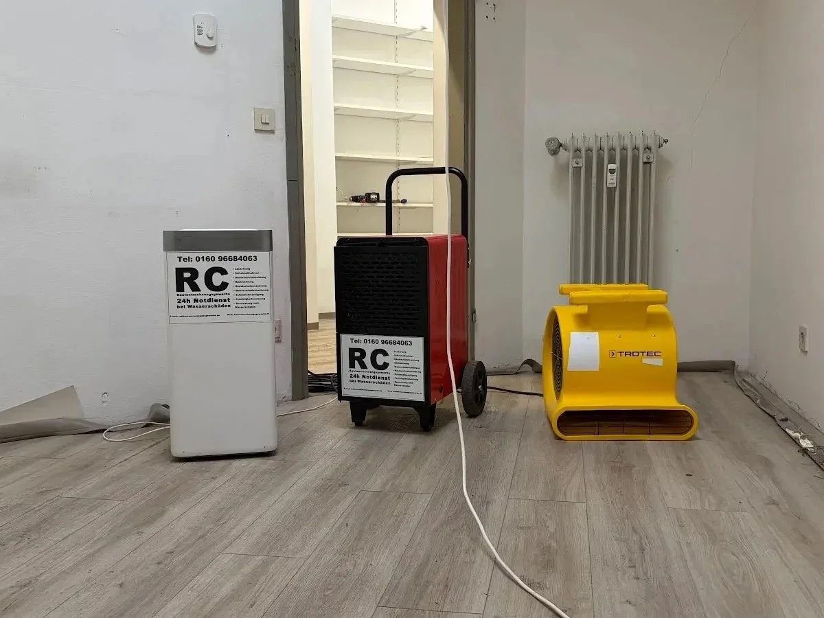 Trocknungsgeräte bei einer kontrollierten Bautrocknung in einem Innenraum