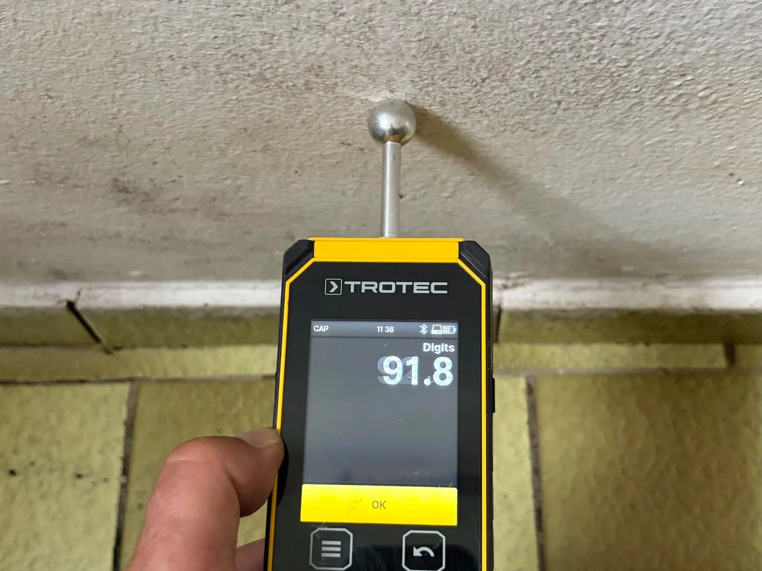 Materialfeuchtemessung an einer Wand in Schechen mit Trotec-Messsonde