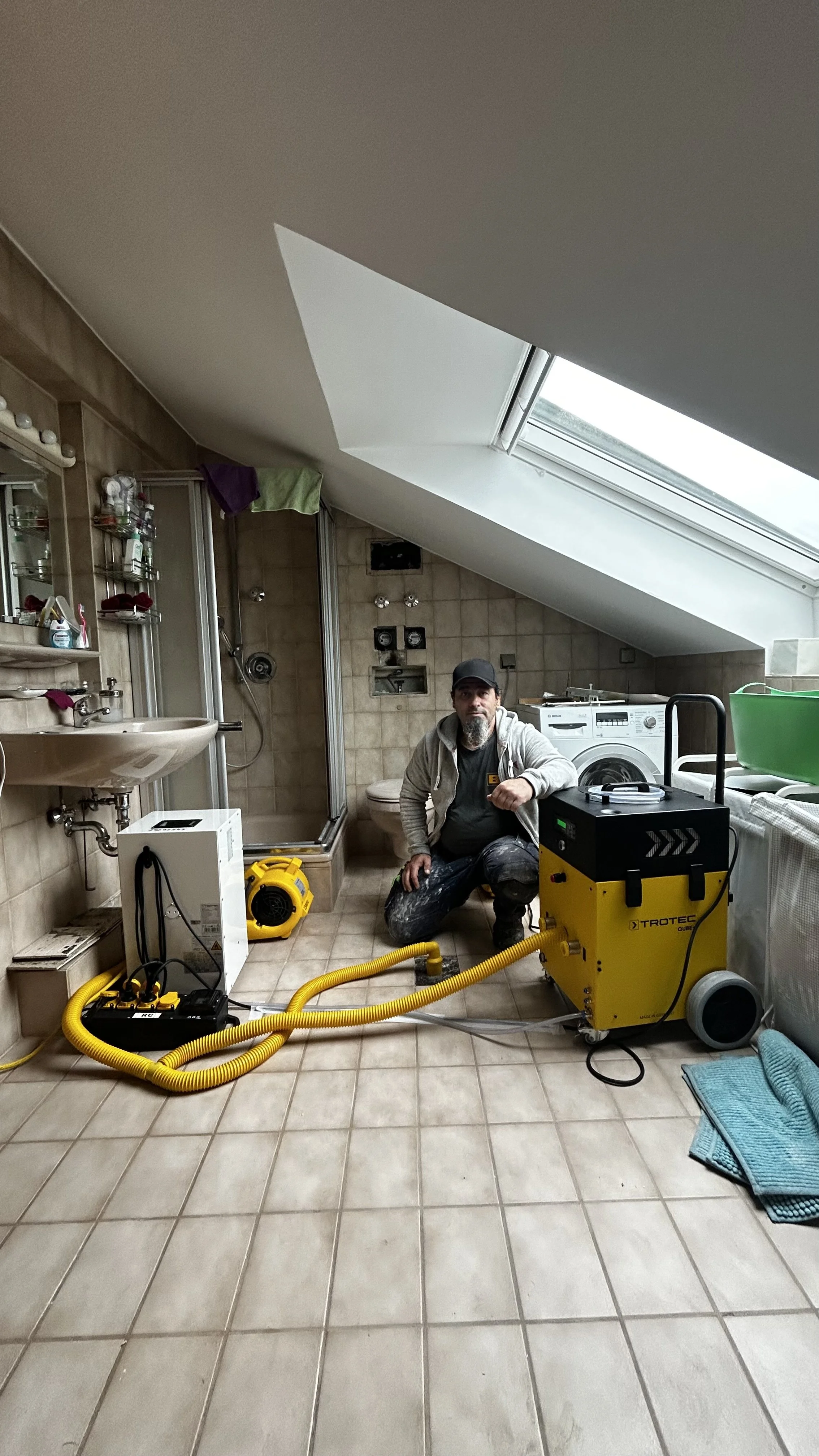 Wasserschadensanierung im Badezimmer in Rosenheim-Happing – Trocknung durch RC Bautentrocknungsgewerbe