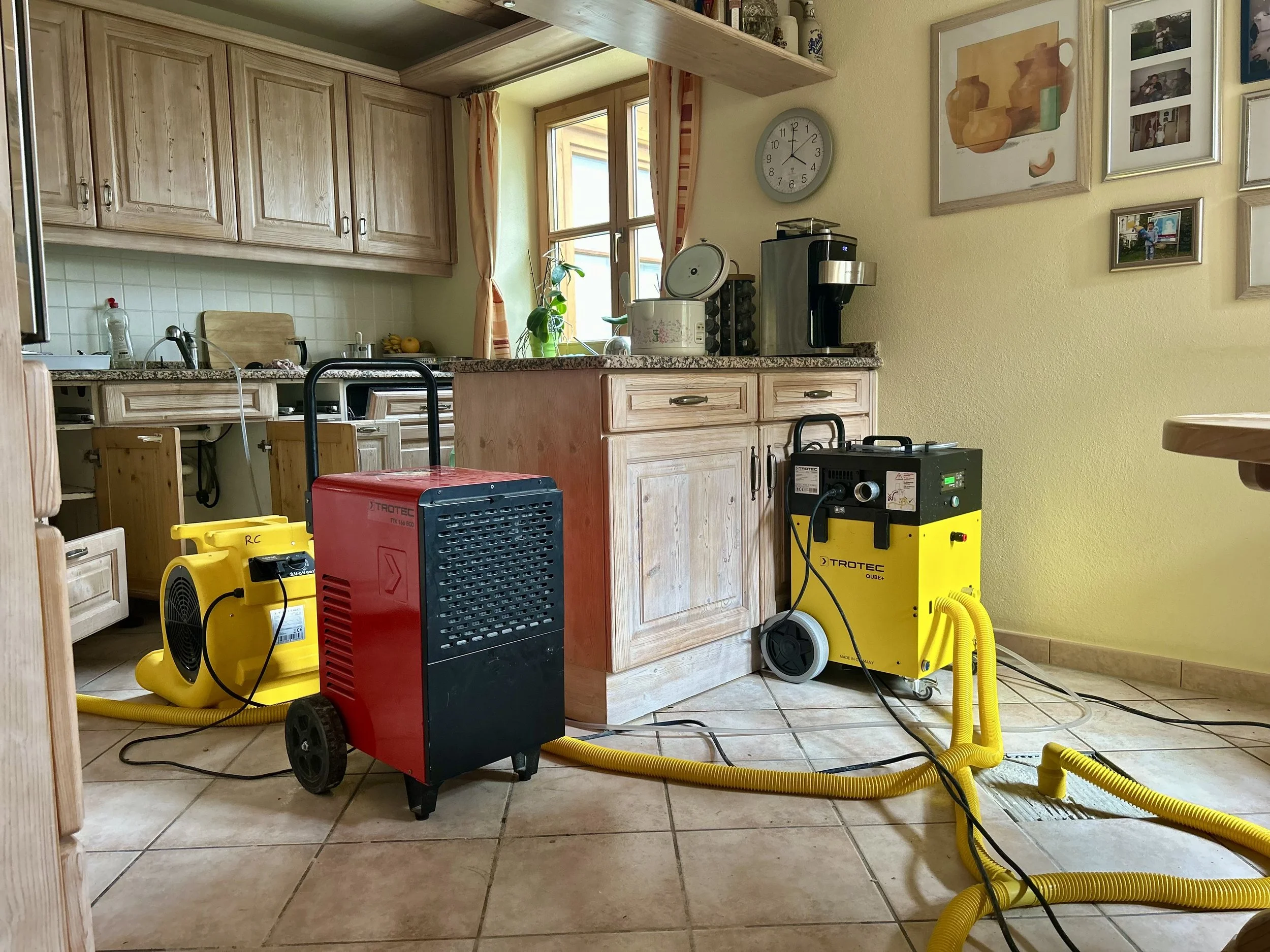 Aufbau von Trotec Trocknungsgeräten zur Wasserschadensanierung in einer Küche in Riedering