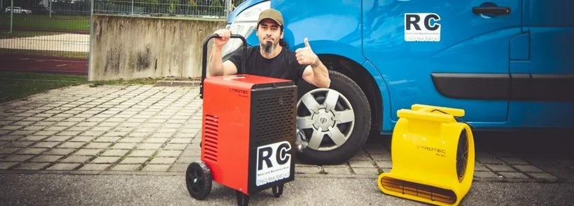 Remulus Coman, Inhaber von RC Bautentrocknungsgewerbe, bei einem Wasserschaden-Einsatz mit Trocknungsgeräten im Raum Rosenheim