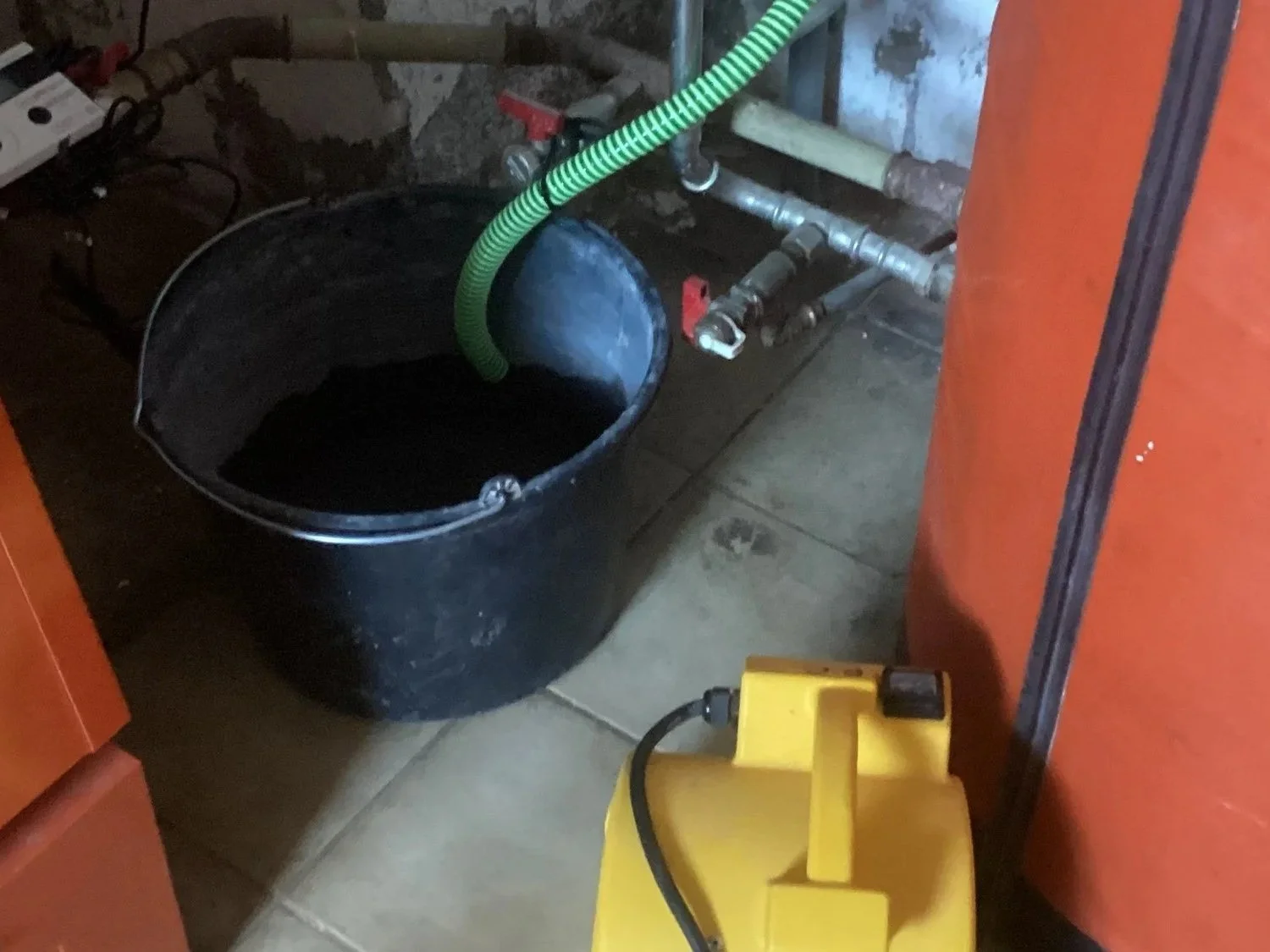 Wasserabsaugung als Sofortmaßnahme bei Wasserschaden in Rosenheim