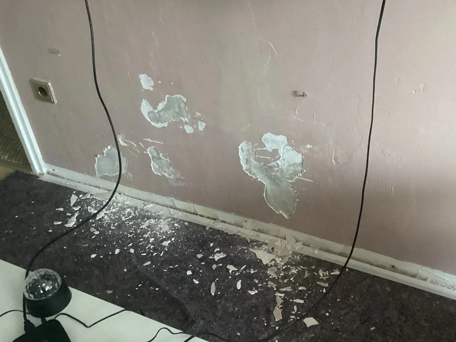Feuchteschaden an einer Wand nach einem Wasserschaden in Schechen