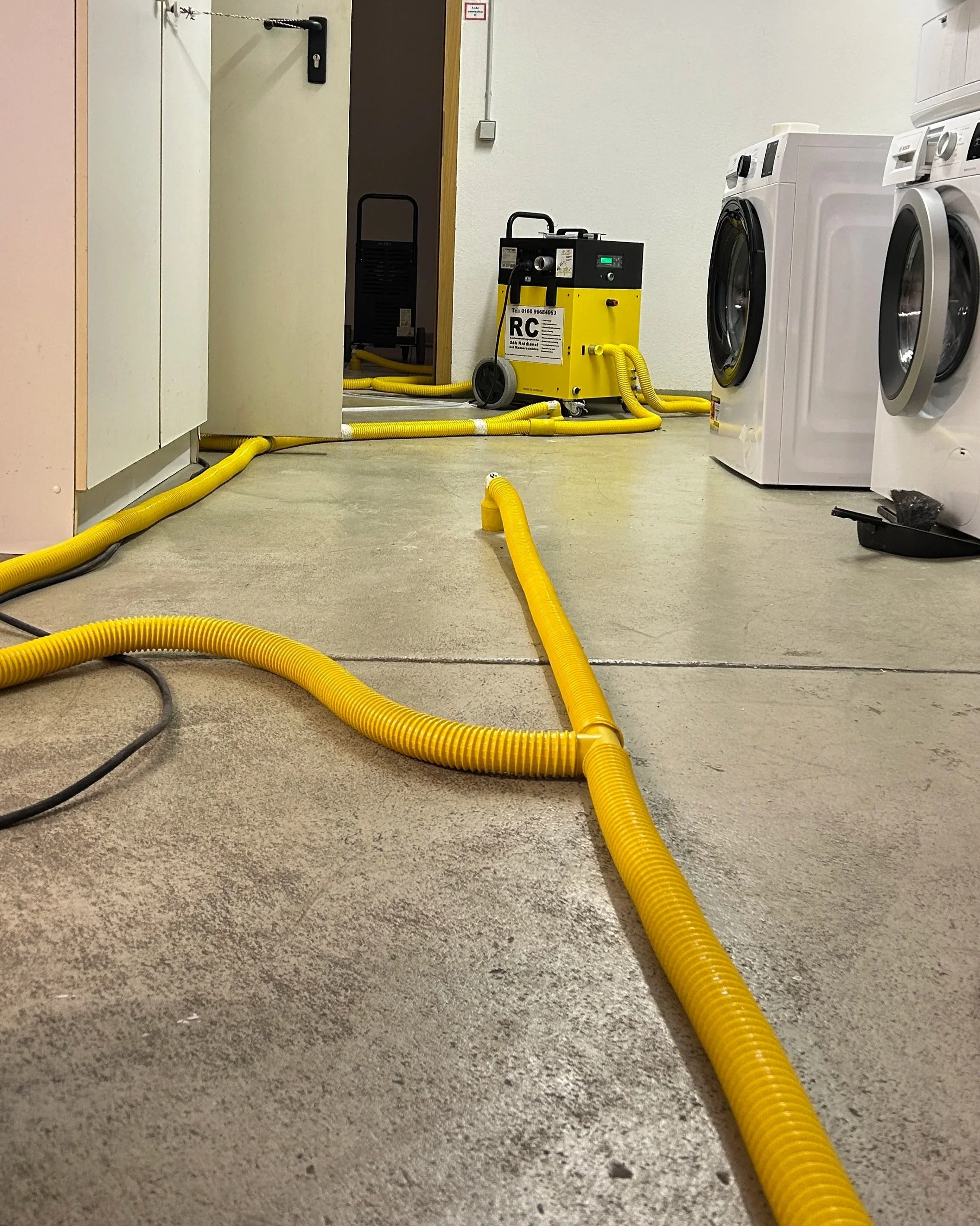 Professionelle Dämmschichttrocknung nach Wasserschaden mit moderner Trocknungstechnik in Rosenheim
