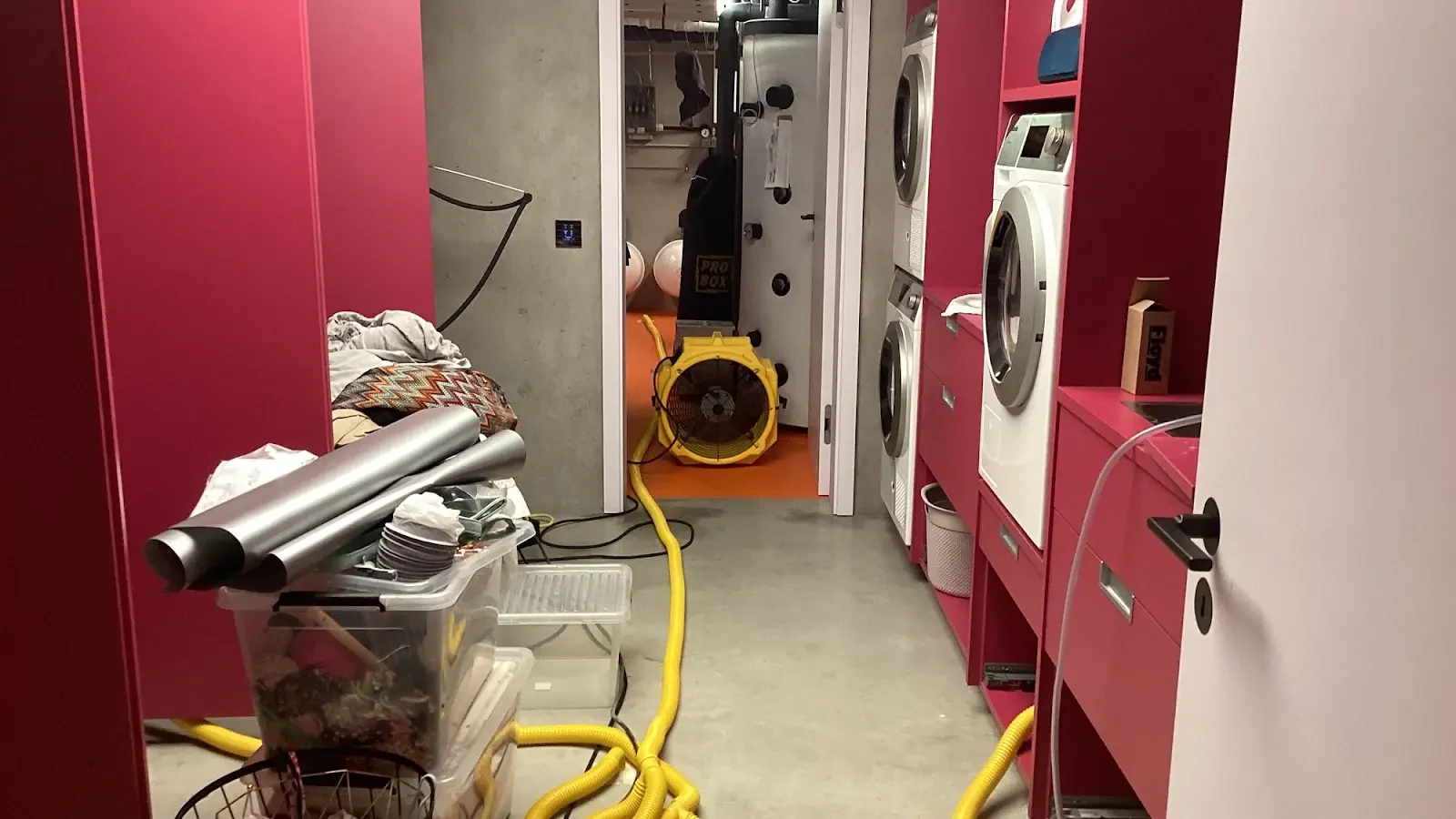 Technischer RC-Trocknungsaufbau mit Schlauchführung für Wasserschaden-Notdienst in Tuntenhausen