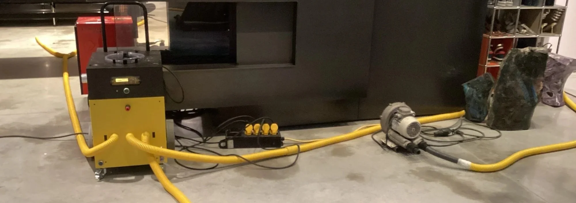 Qube-Dämmschichttrockner mit angeschlossenem Schlauchsystem bei einer RC-Trocknungsmaßnahme