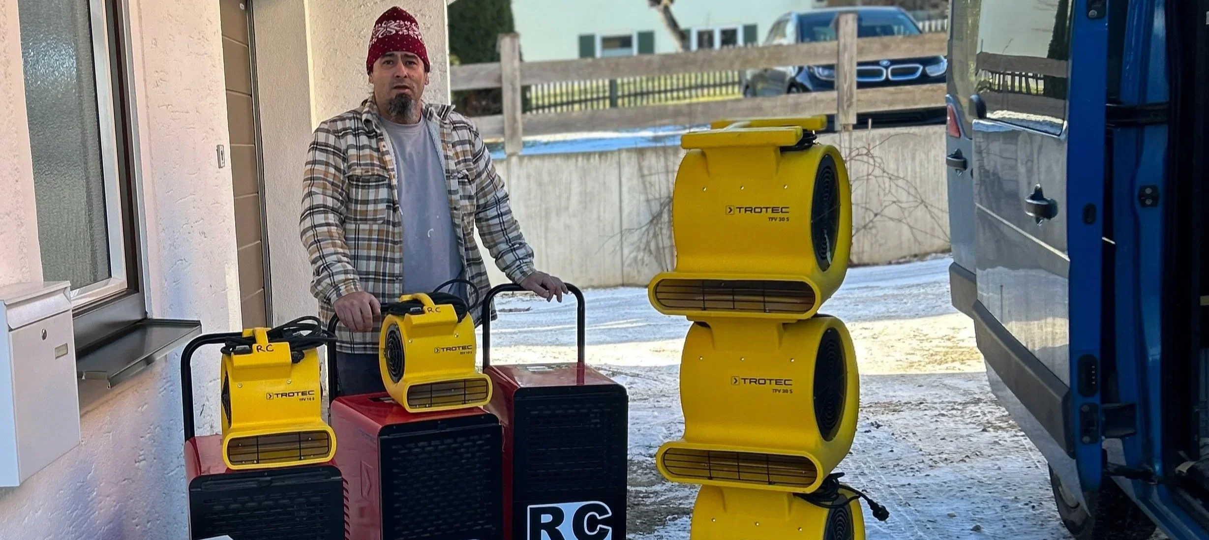 RC Techniker mit Trocknungsgeräten für eine professionelle Wasserschadensanierung