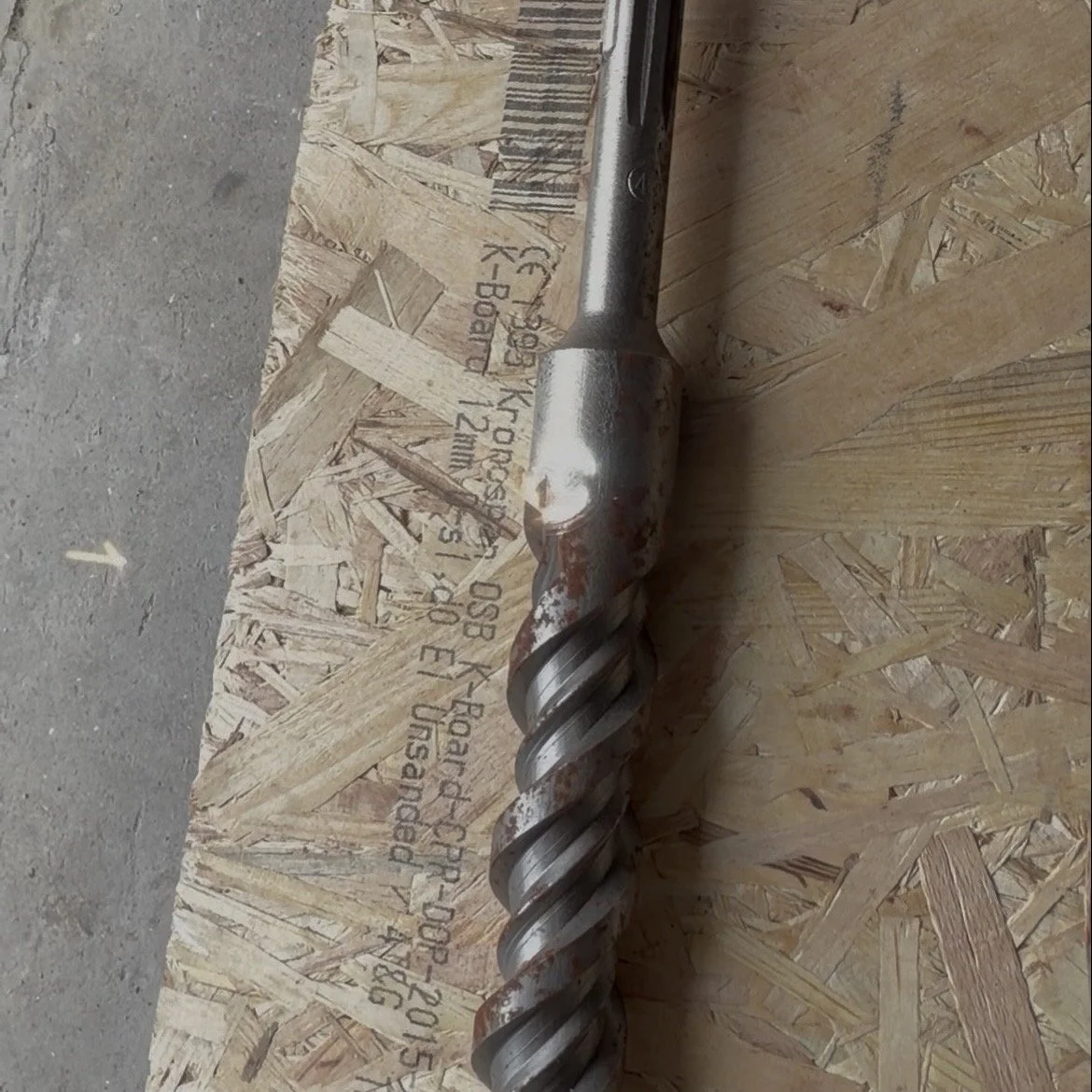 Metallwelle mit dokumentierter Probefläche nach Laserreinigung