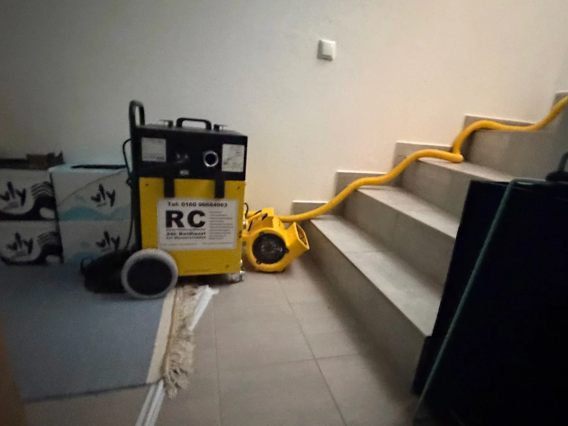 RC-Trocknungsgeräte bei der Bautrocknung in einem Treppenhaus in Rosenheim