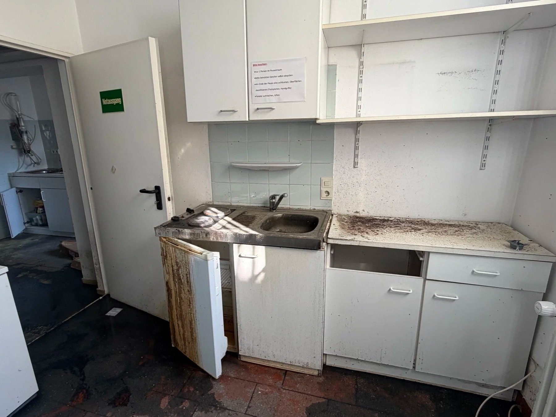 Schimmelbefall an Wand und Einbaumöbeln vor der Schimmelbeseitigung in Rosenheim-Happing