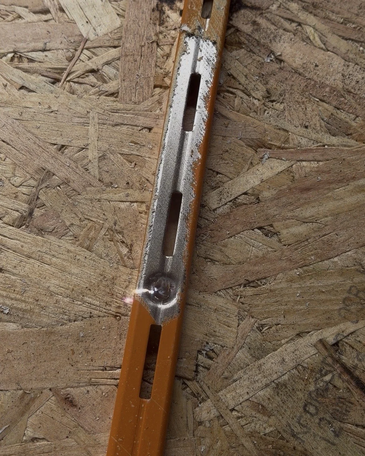 Metallprofil mit heller Testzone für Laserreinigung