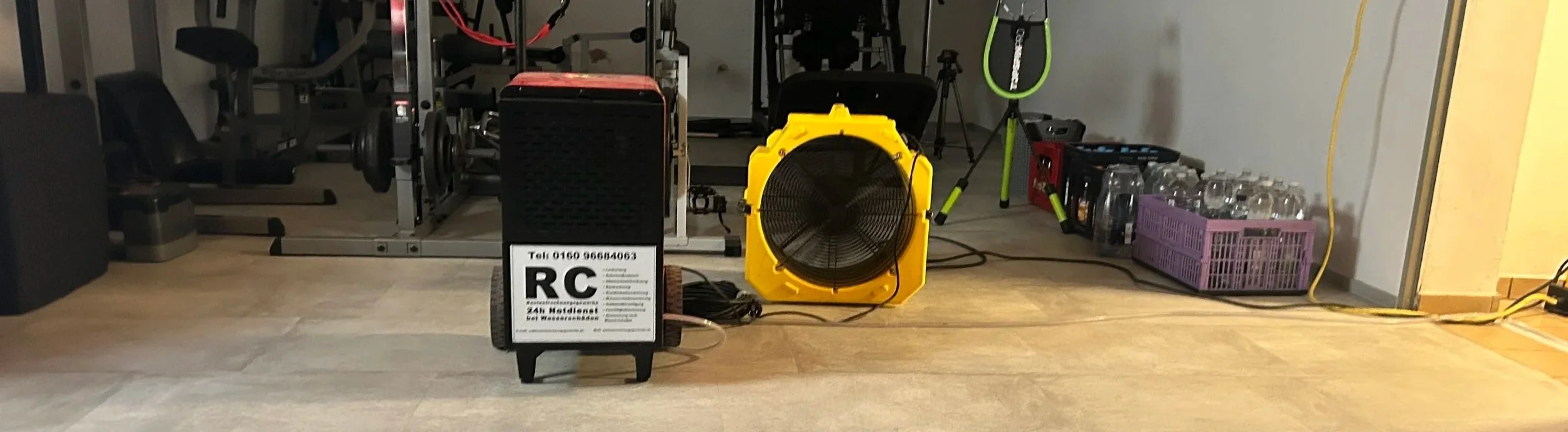 Bautrockner und Turbolüfter bei der technischen Trocknung eines Innenraums