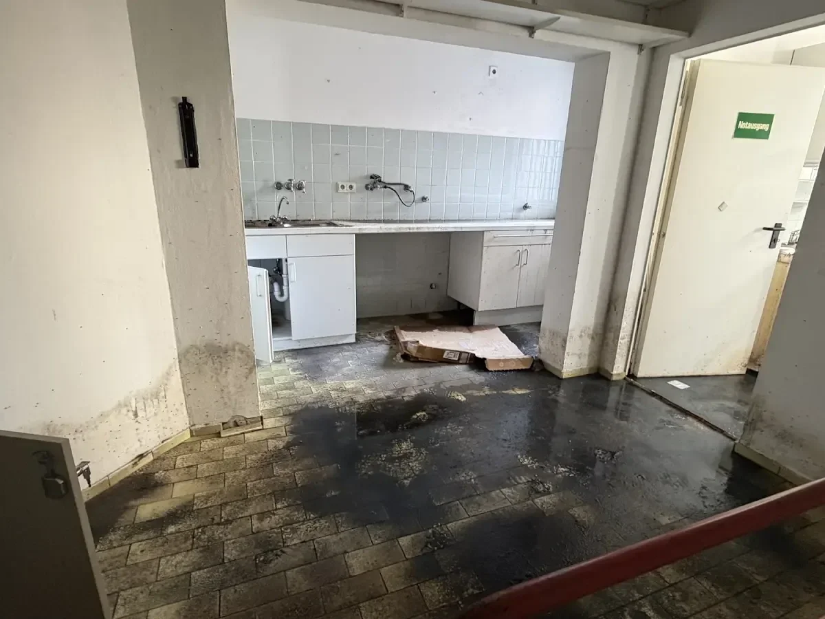 Wasserschaden mit nassem Boden vor den Sofortmaßnahmen in Kolbermoor