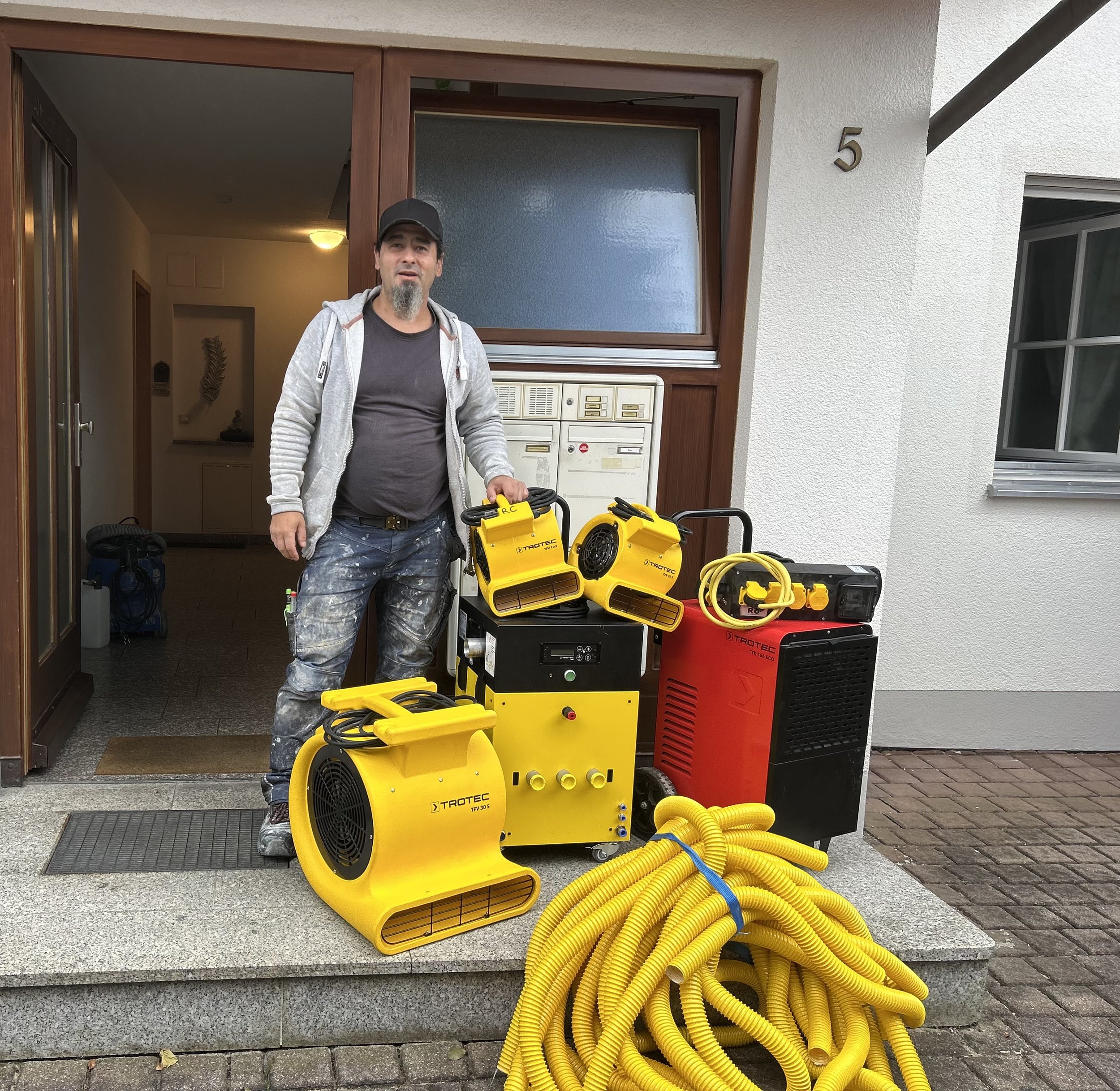 Remulus Coman von RC Bautentrocknungsgewerbe mit professioneller Trocknungstechnik vor einem Einsatzort in Kolbermoor