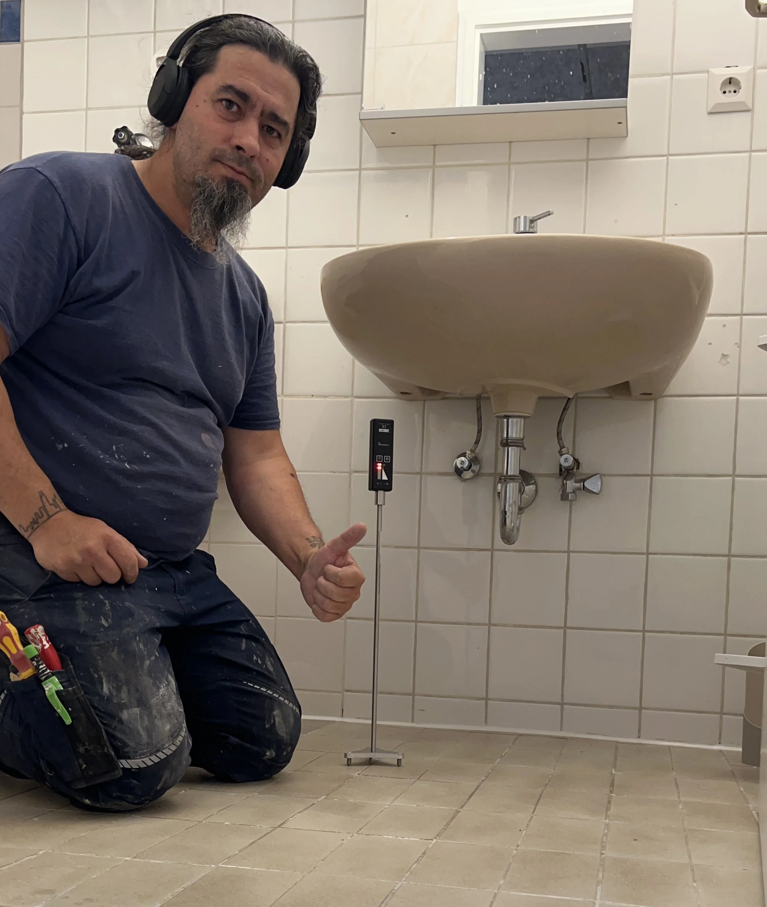 Technische Messung am Bodenaufbau mit Messsonde während einer RC-Schadenprüfung