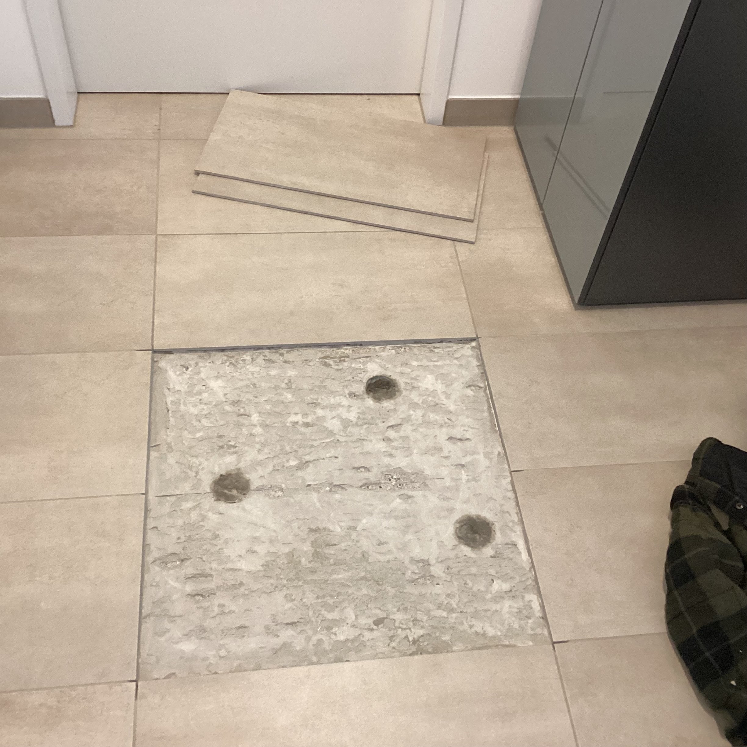 Fliesendemontage für eine Dämmschichttrocknung