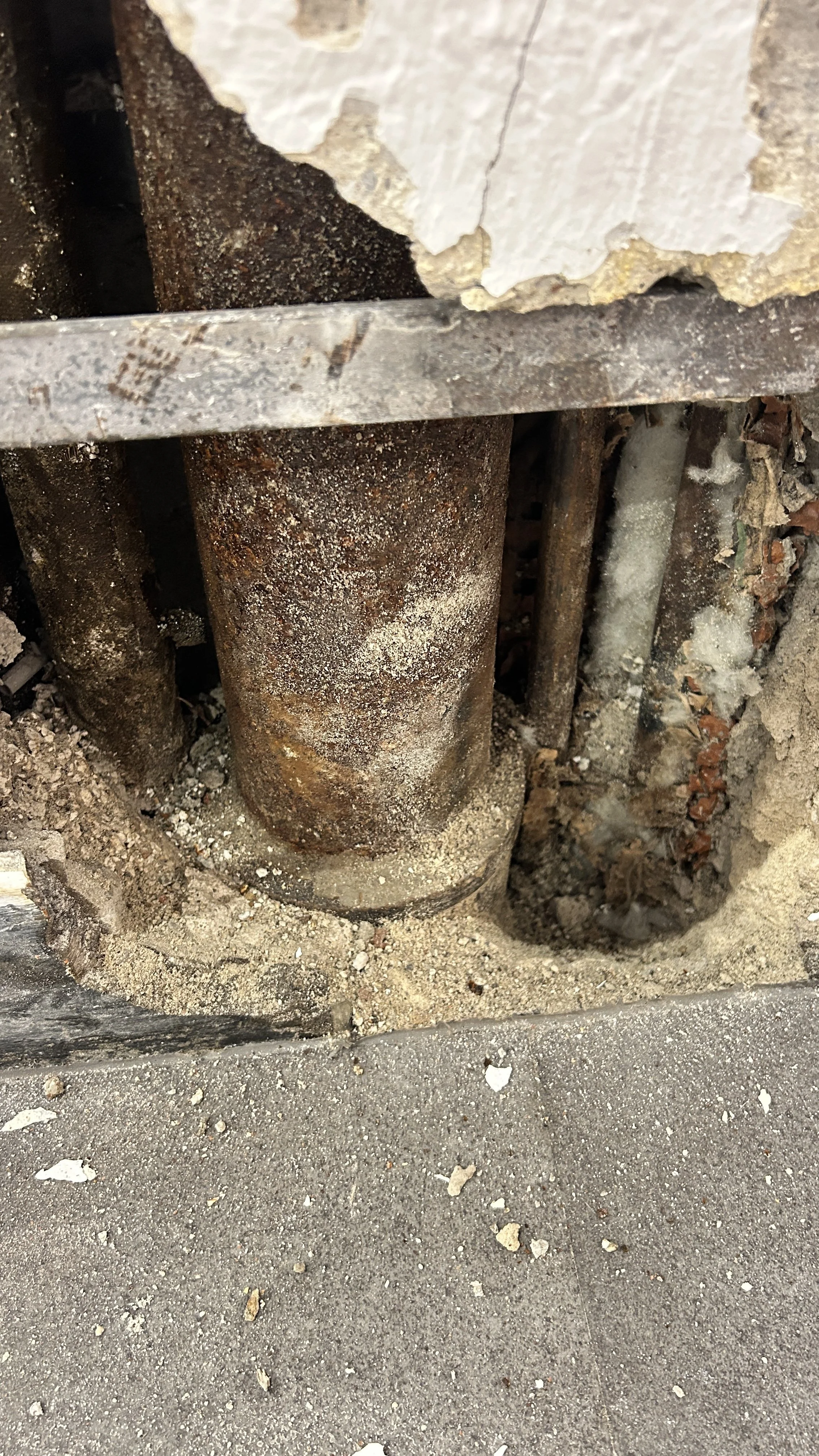 Korrodierte Rohrleitung in einer geöffneten Wand als mögliche Ursache einer verdeckten Leckage