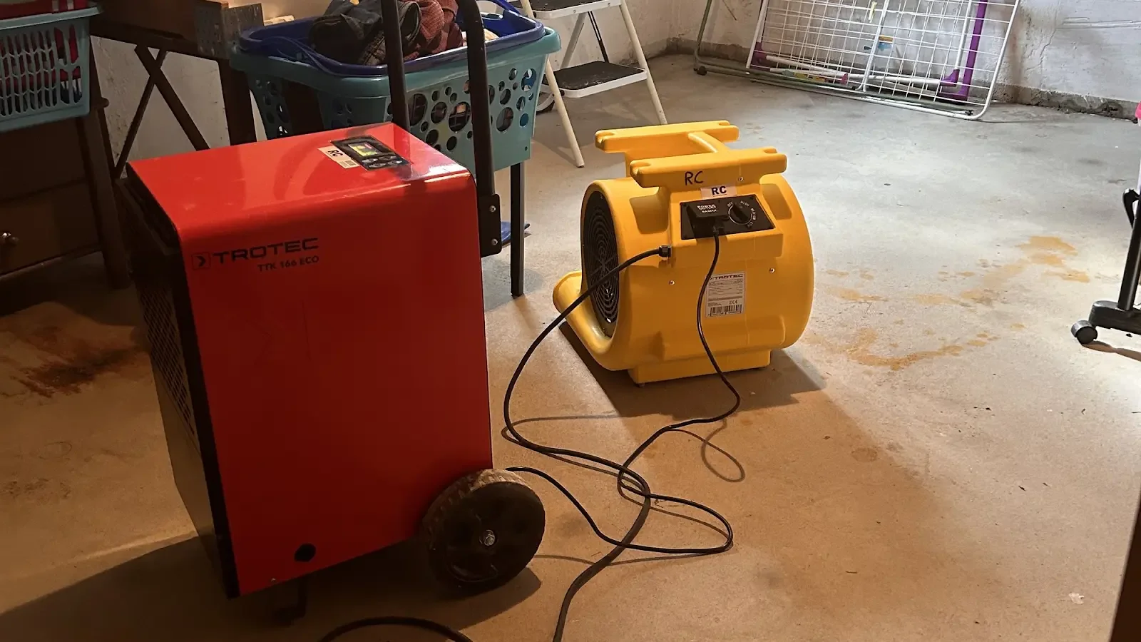 Kondensationstrockner und Luftbeweger bei einer technischen RC-Bautrocknung
