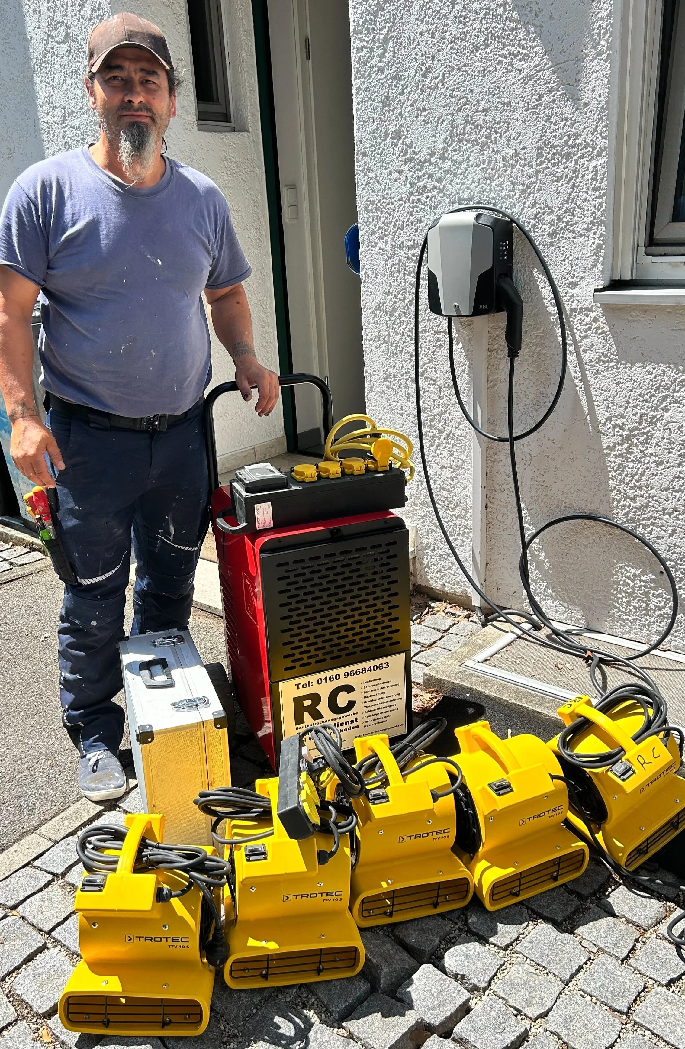 Techniker Wasserschaden mit Entfeuchtungsgerät Erding