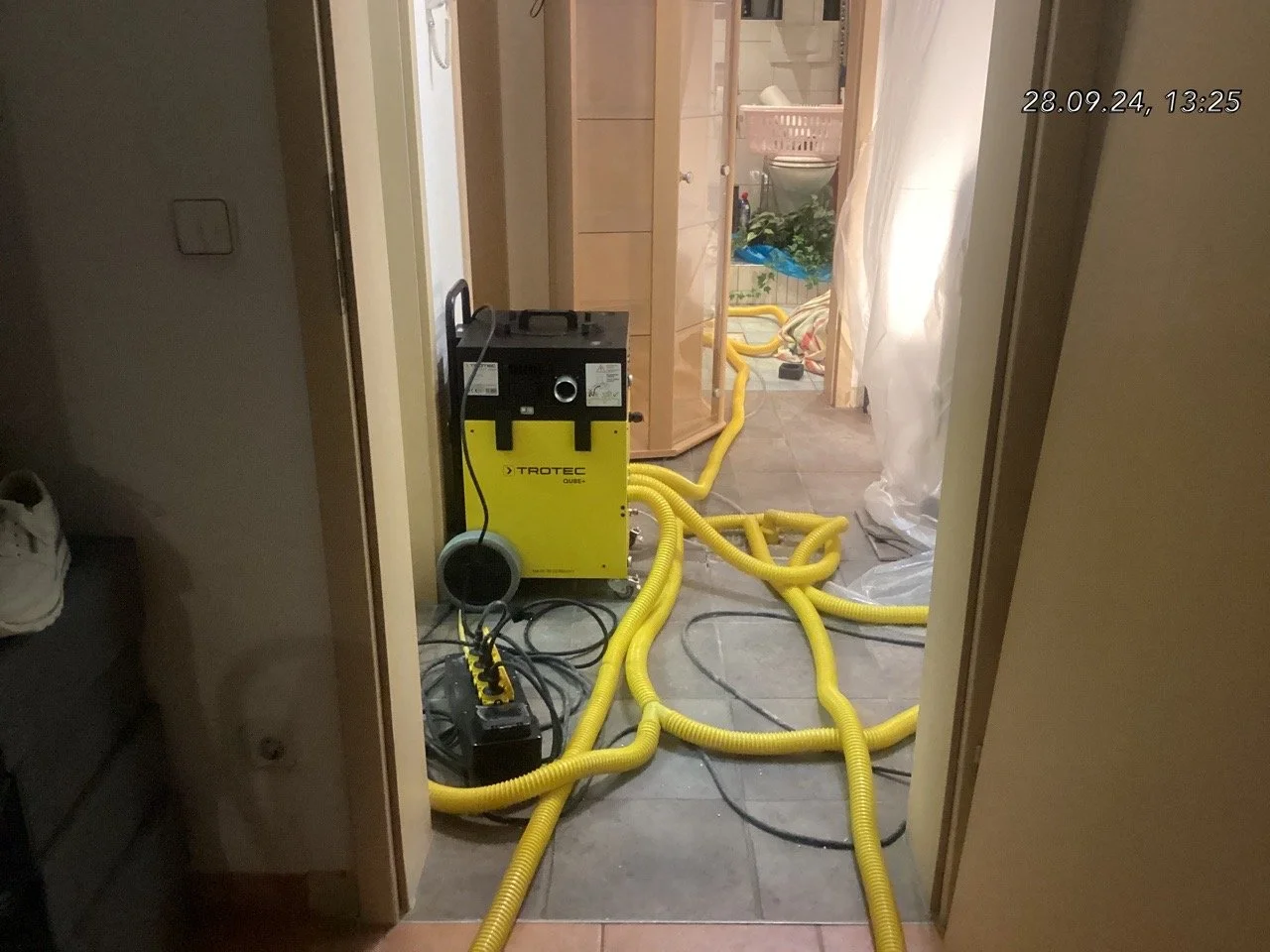 Professionelle Dämmschichttrocknung nach Wasserschaden im Badezimmer in Rosenheim mit Unterdruckverfahren