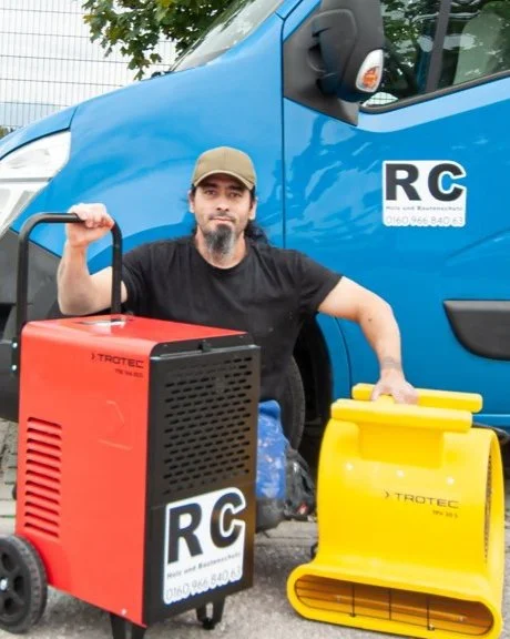 RC Bautrocknung kontrolliert die technische Trocknung nach einem Wasserschaden im Raum Rosenheim